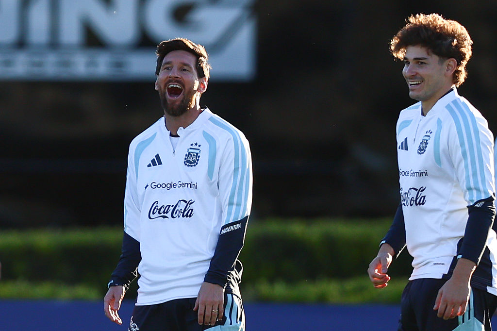 Lionel Messi participa en una sesión de entrenamiento en el complejo de la Asociación del Fútbol Argentino (AFA) en Ezeiza, a las afueras de Buenos Aires, Argentina, el 5 de octubre de 2026, previo a su última aparición con la selección nacional en un partido amistoso contra Benín. | Fuente: Getty Images