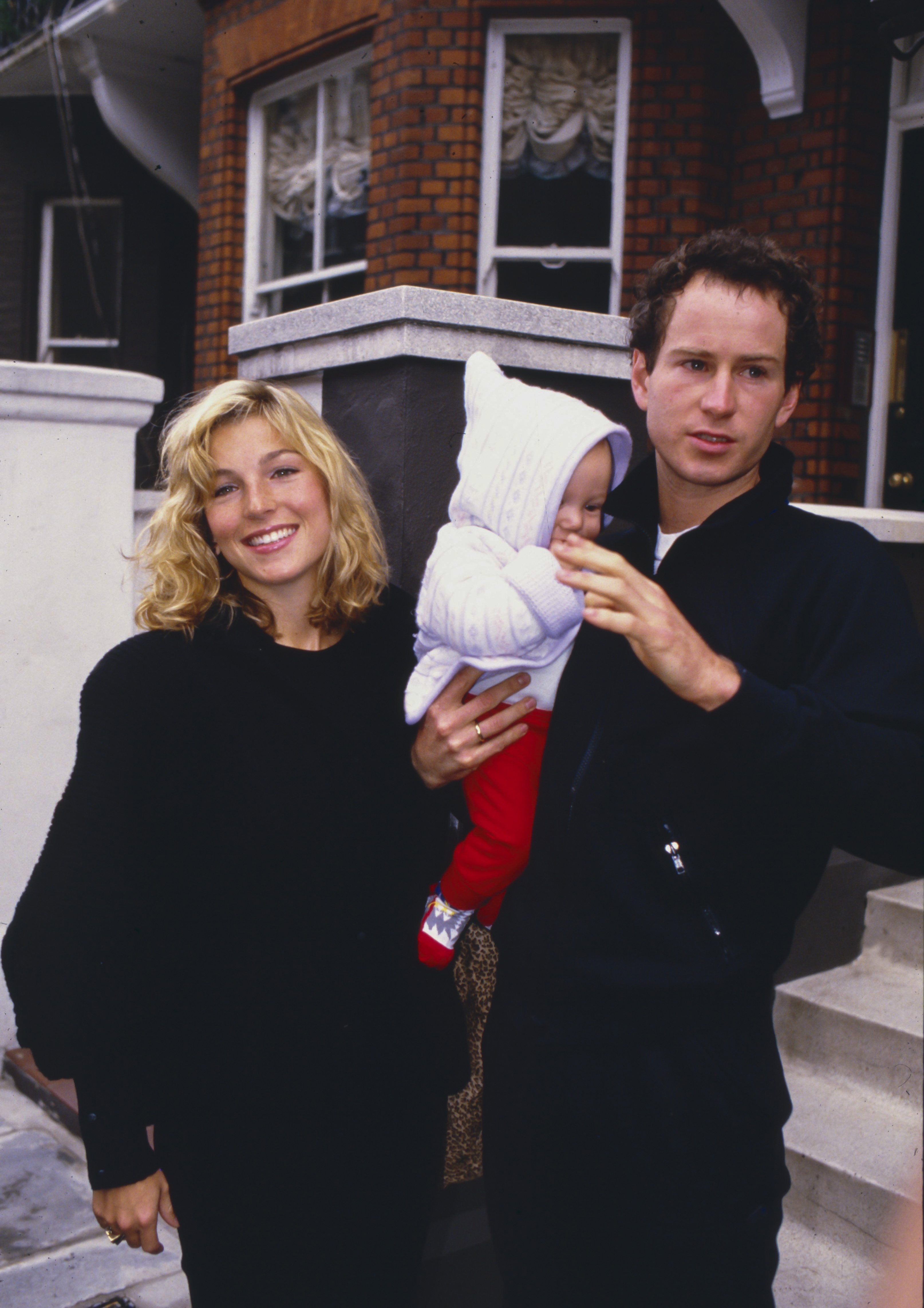 La estrella de Hollywood y John McEnroe con su hijo Kevin el 11 de noviembre de 1986, en Londres, Reino Unido | Fuente: Getty Images