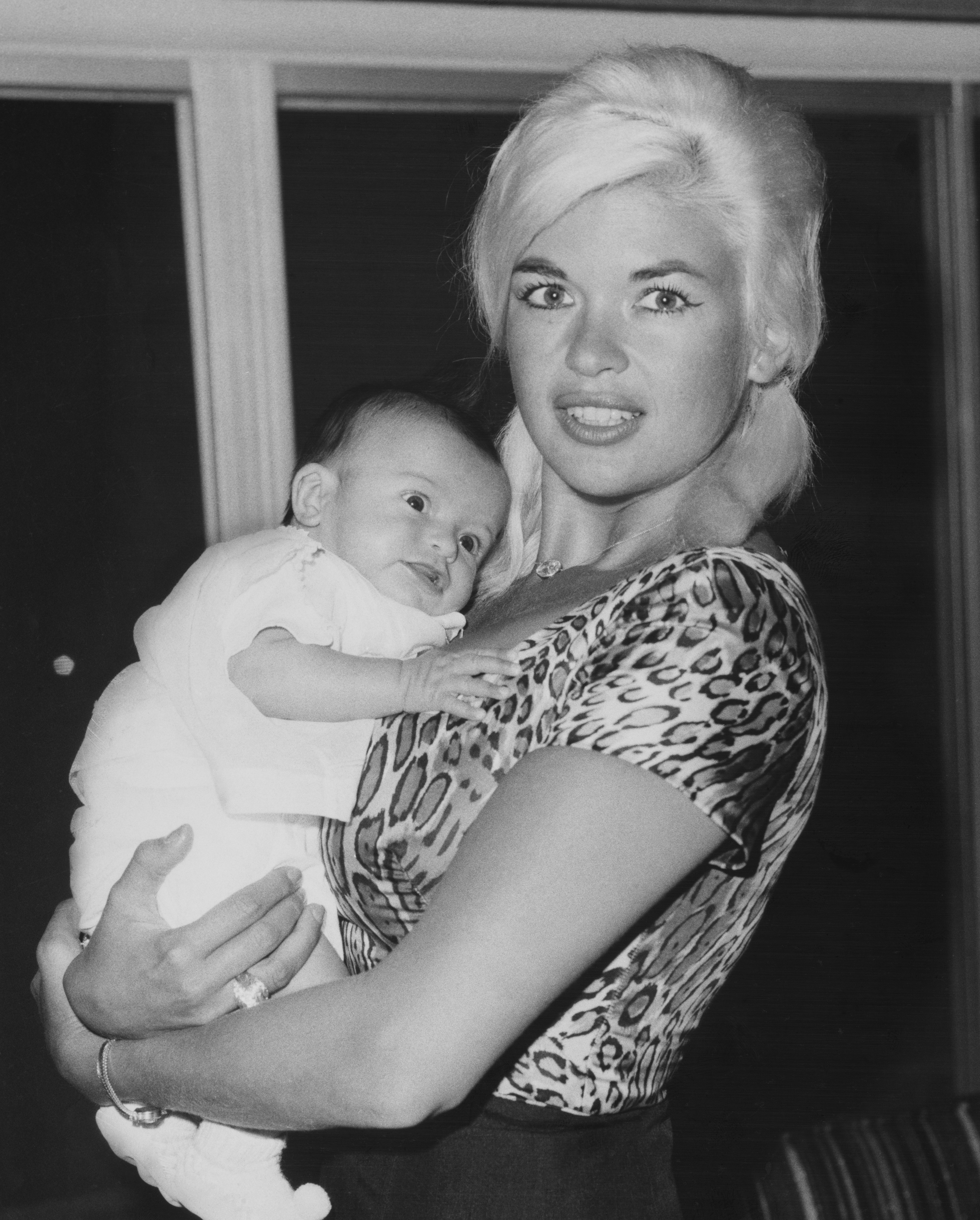 Jayne Mansfield con Mariska Hargitay en marzo de 1964 | Foto: Getty Images