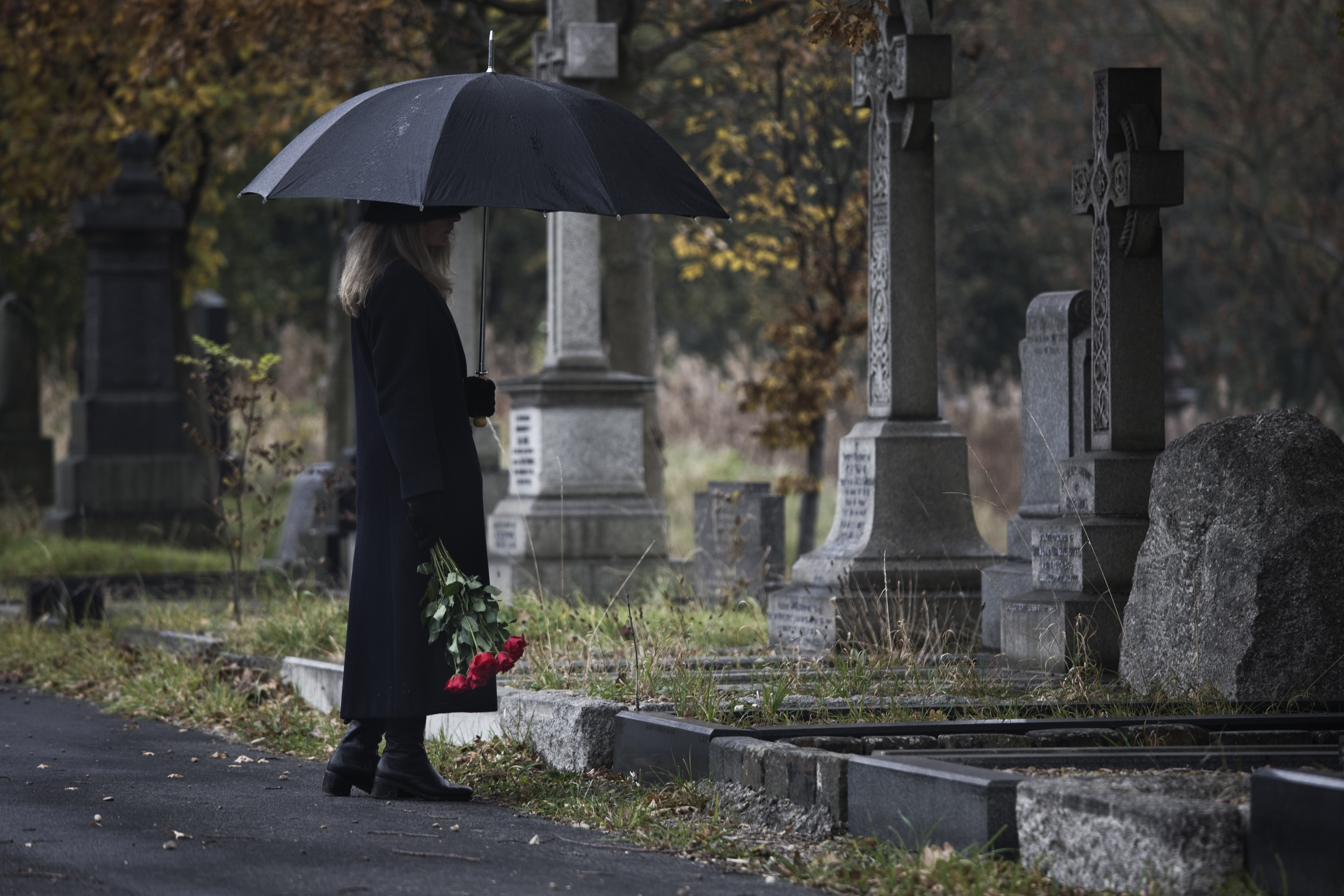 Una mujer visitando una tumba | Fuente: Getty Images