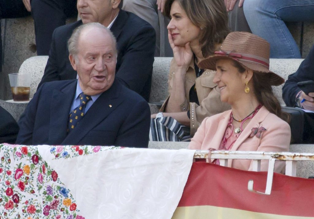 Don Juan Carlos junto a Elena de Borbón en la plaza de toros de Las Ventas, junio de 2019 en Madrid. | Foto: Getty Images