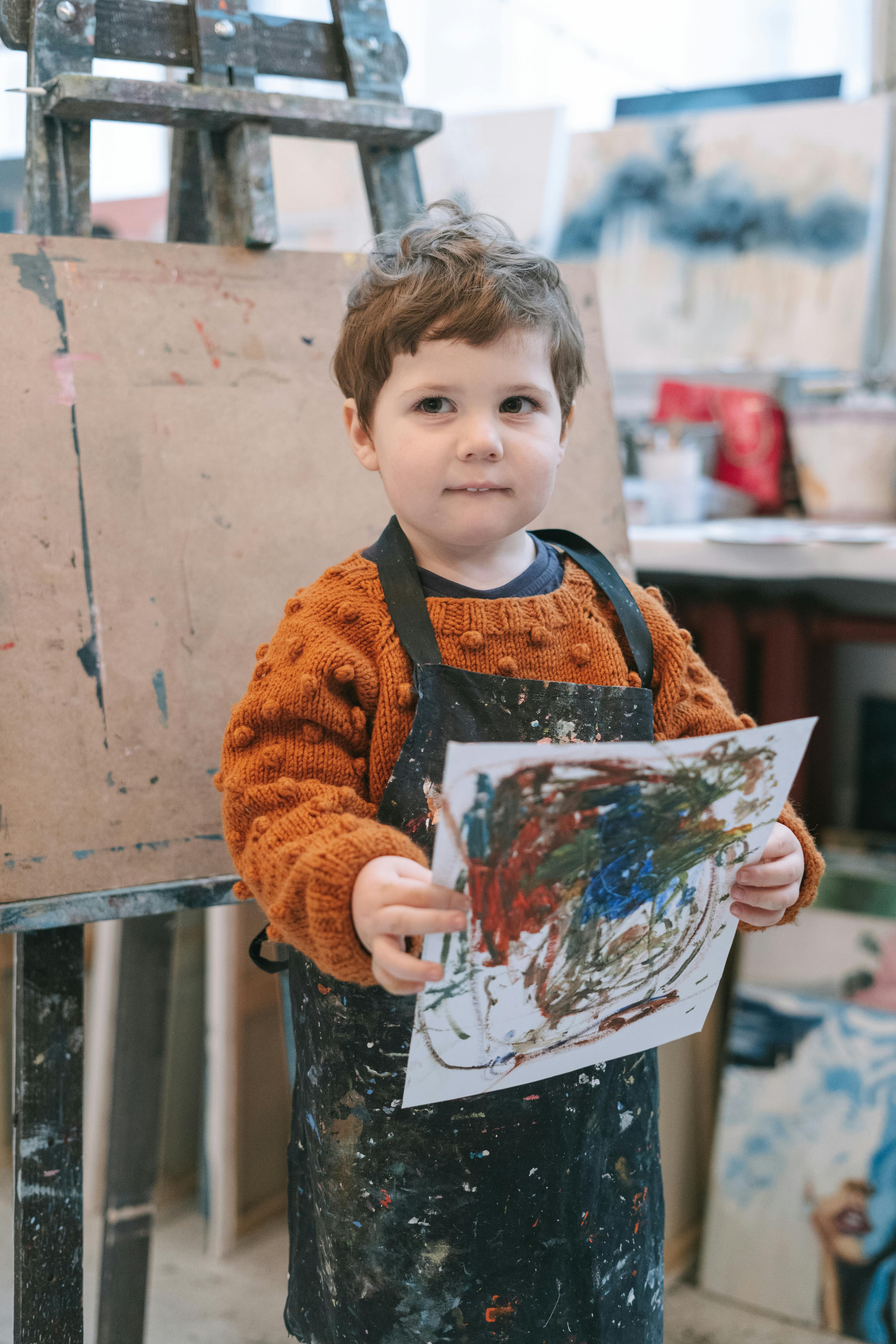 Un niño con su dibujo | Fuente: Pexels
