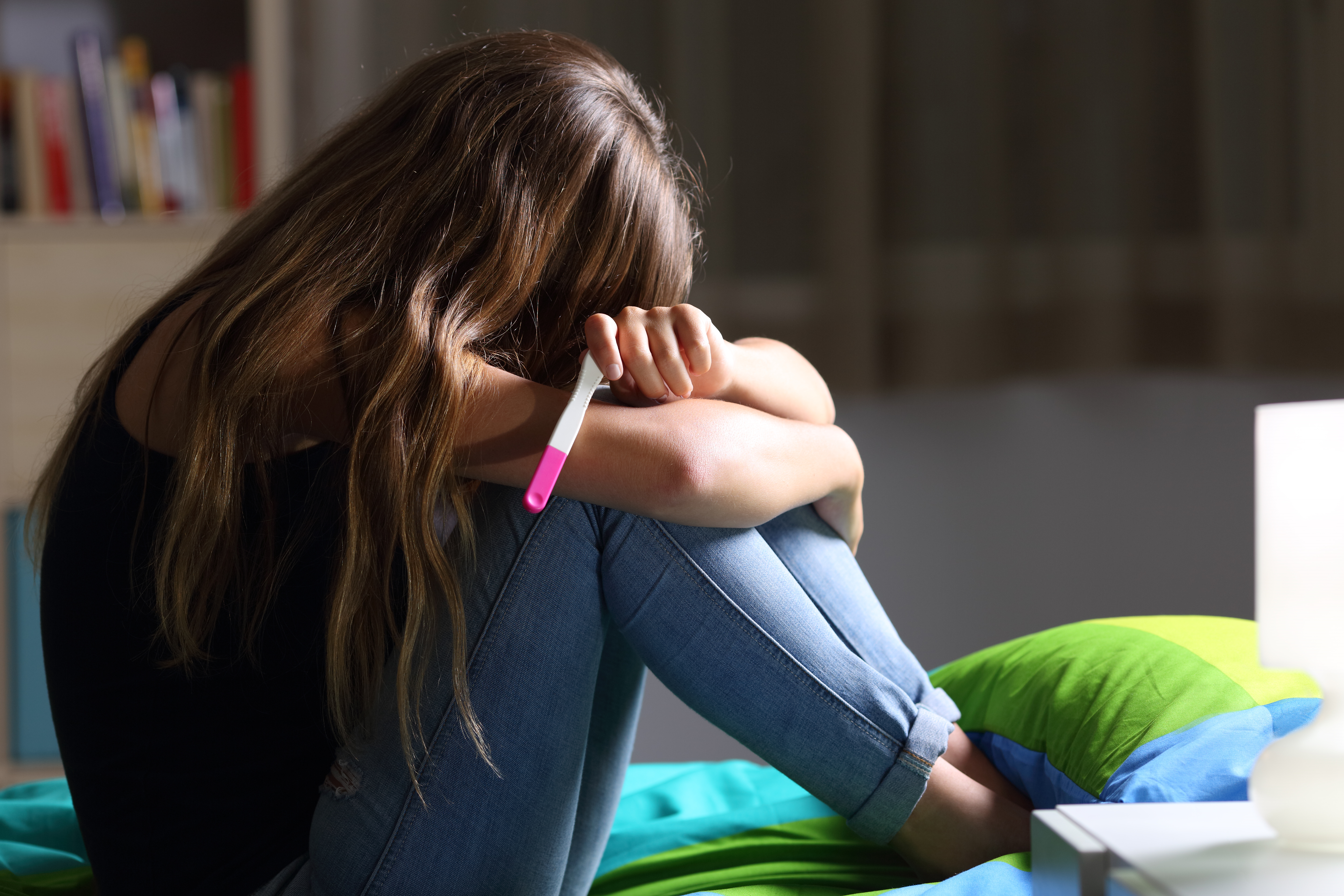 Una adolescente llora por un test de embarazo positivo | Foto: Shutterstock
