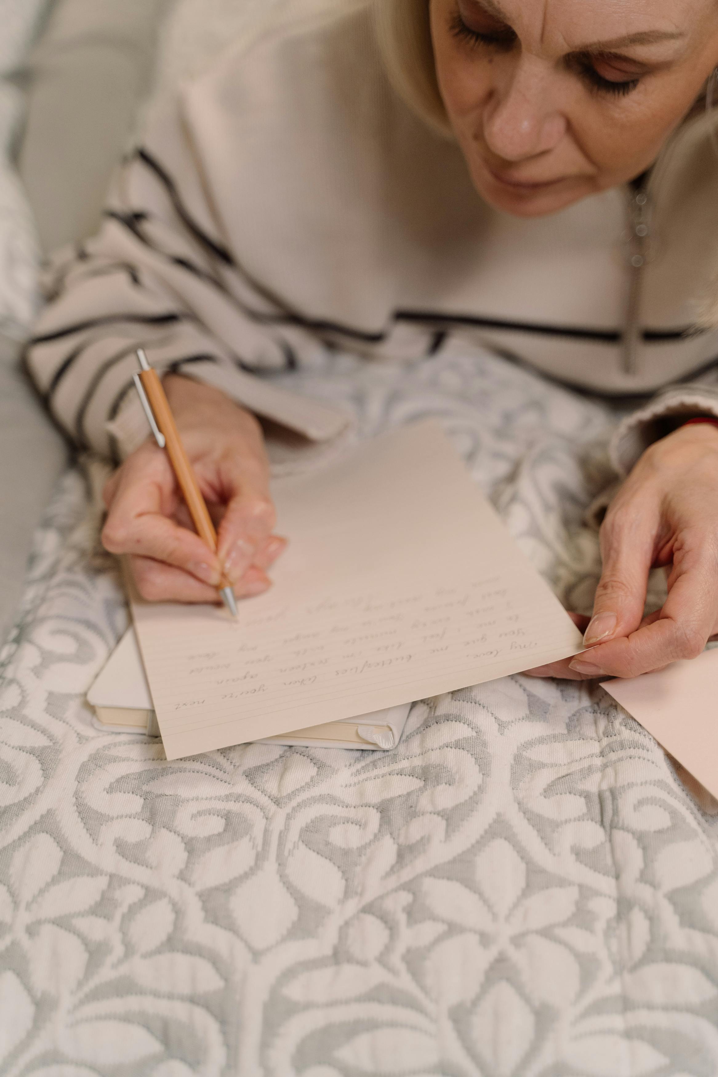 Una persona escribiendo una carta | Fuente: Pexels