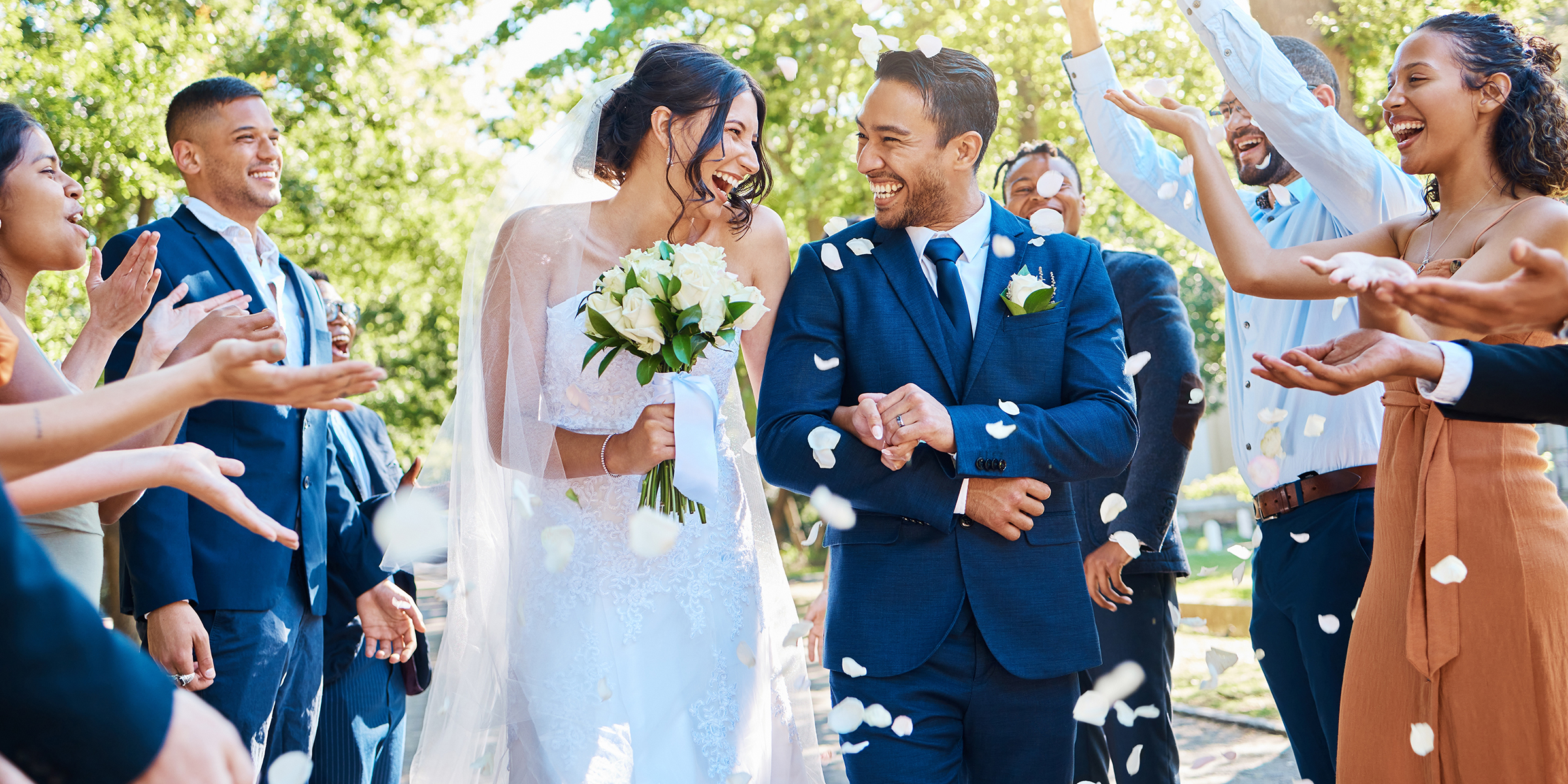 Una pareja de recién casados celebrando | Fuente: Shutterstock