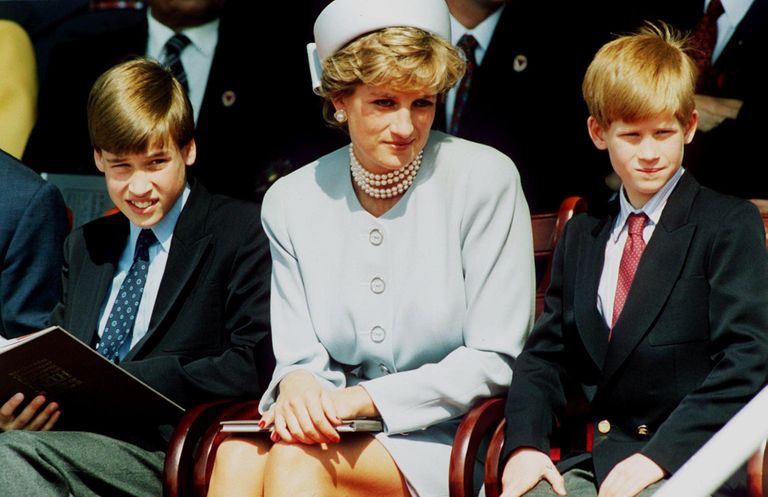 La princesa Diana con sus hijos William y Harry en Hyde Park, el 7 de mayo de 1995 en Londres, Inglaterra. | Foto: Getty Images