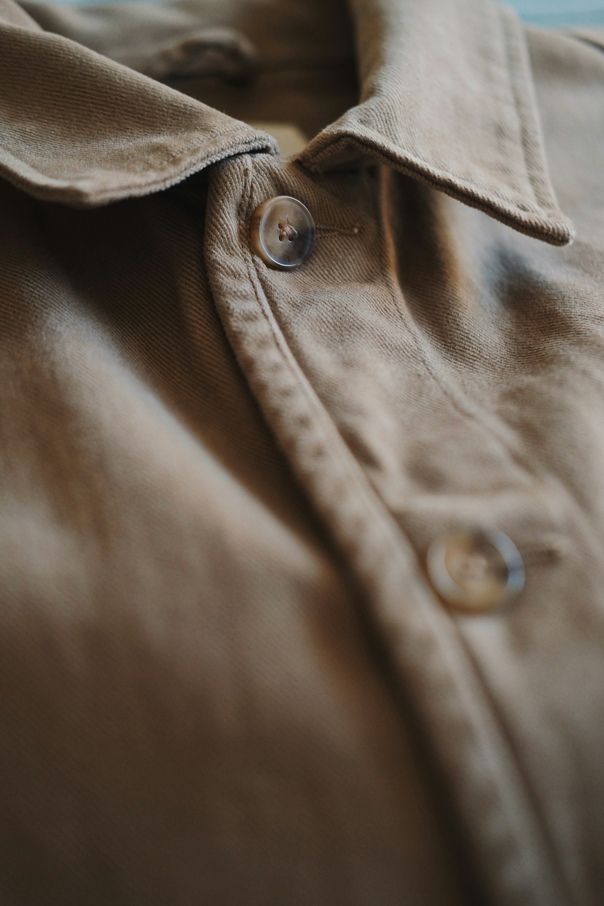 Una camisa abotonada | Fuente: Unsplash