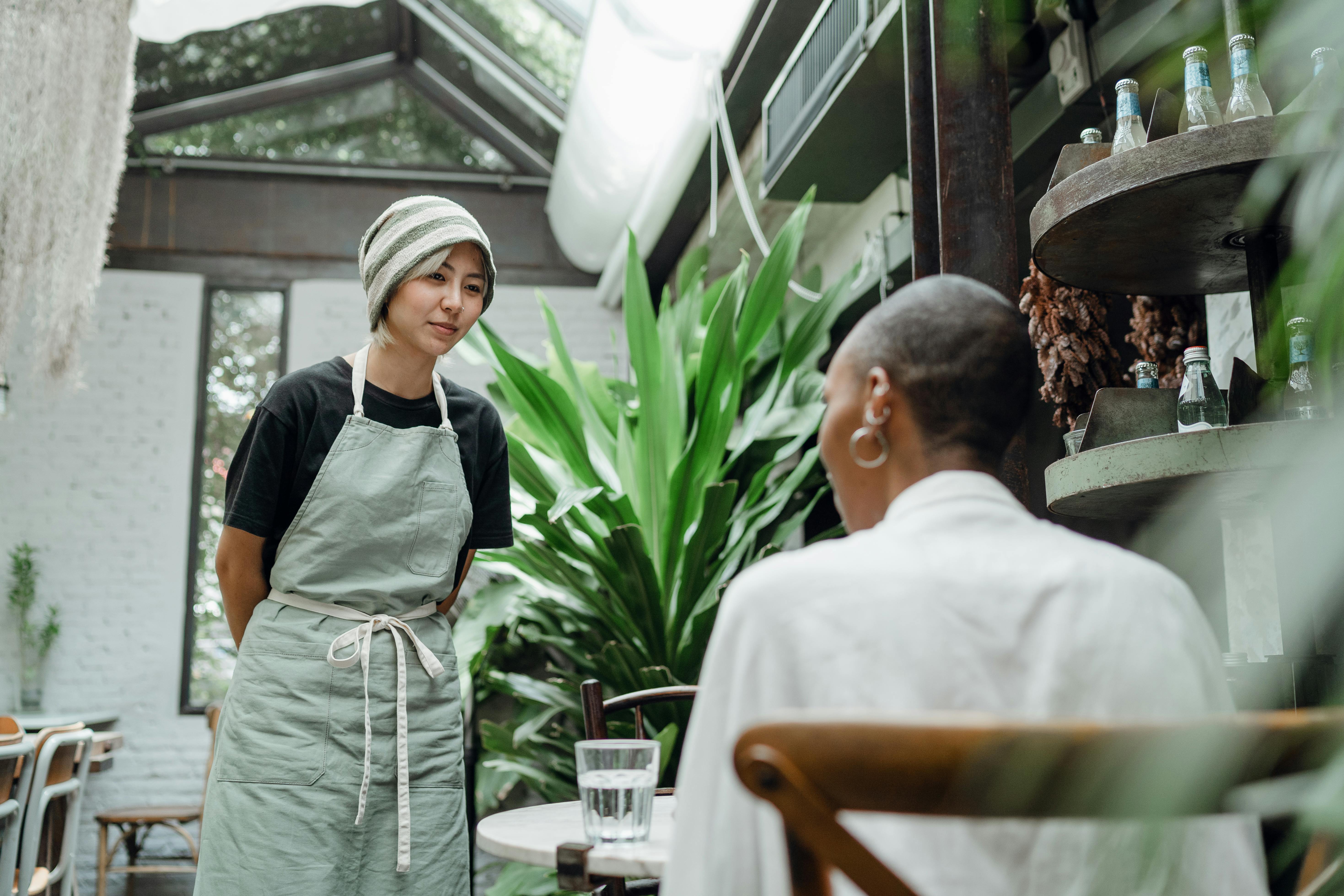 Camarera atendiendo a un cliente | Fuente: Pexels