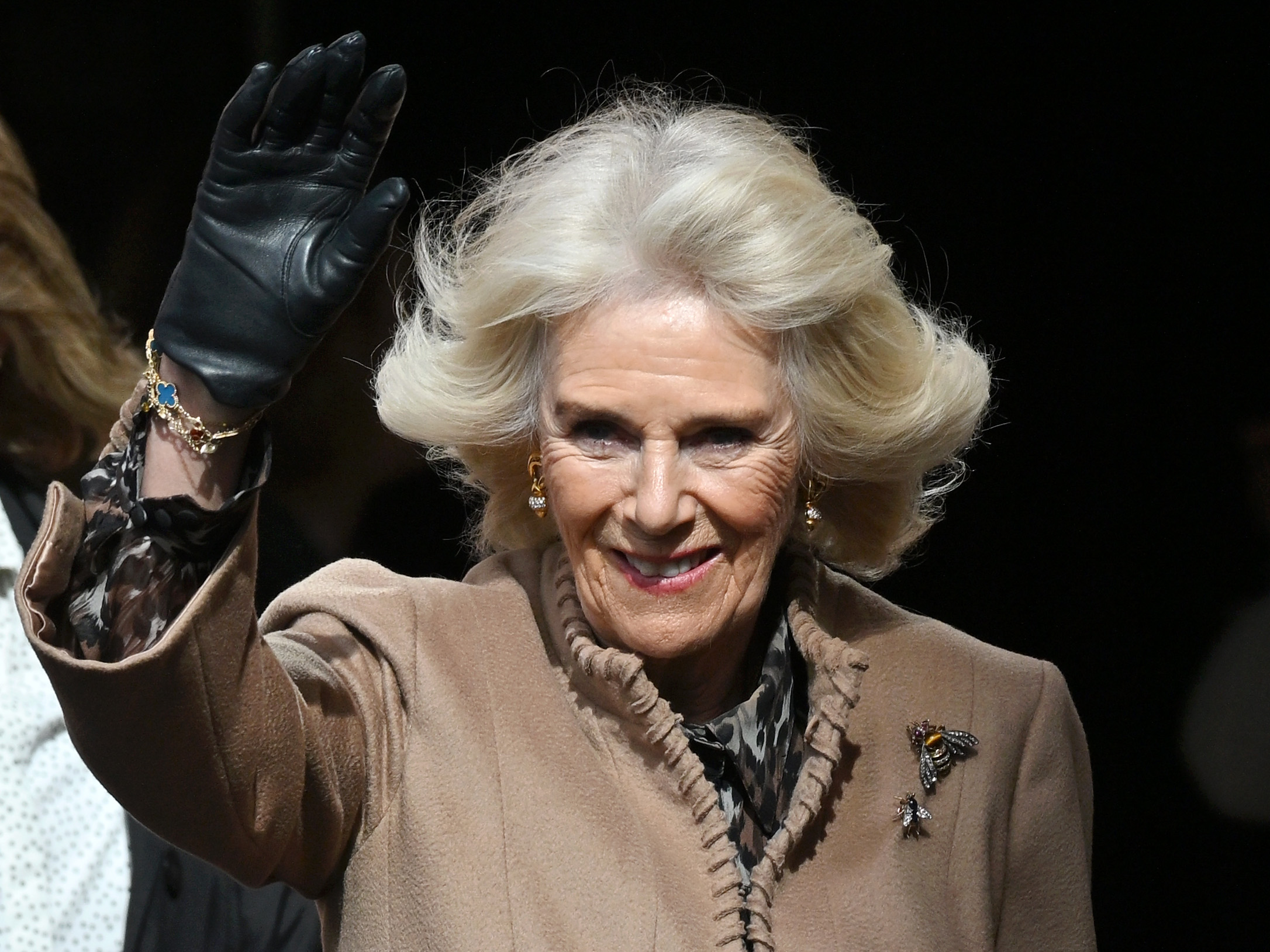 La reina Camilla durante su visita al Farmers' Market el 27 de marzo de 2024 en Shrewsbury, Inglaterra | Foto: Getty Images