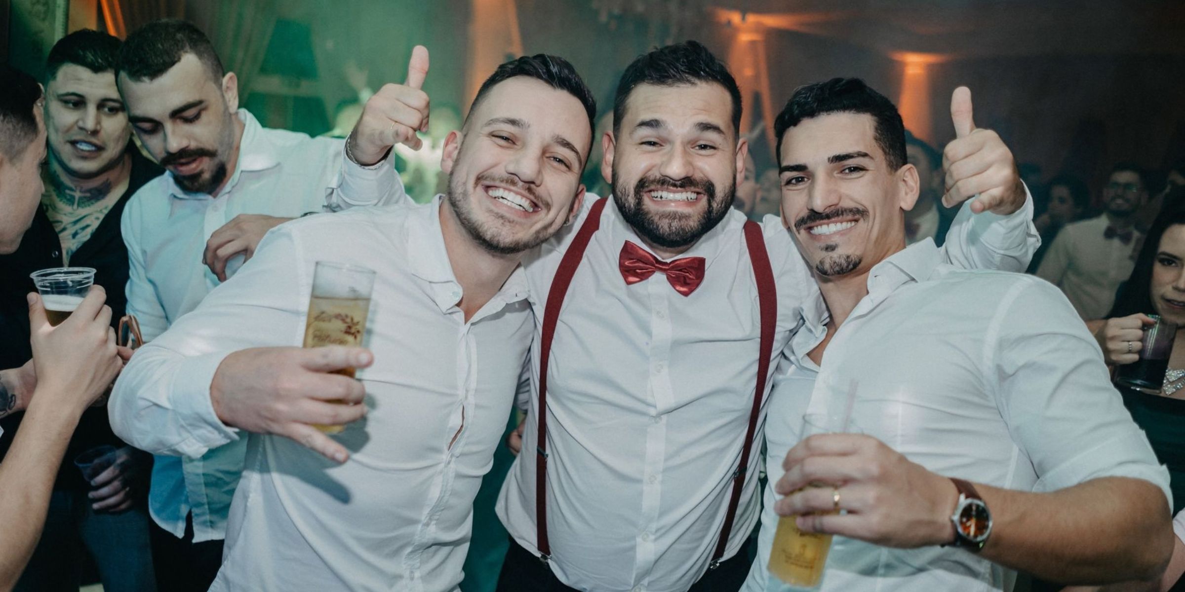 Amigos celebrando juntos en una fiesta | Fuente: Pexels