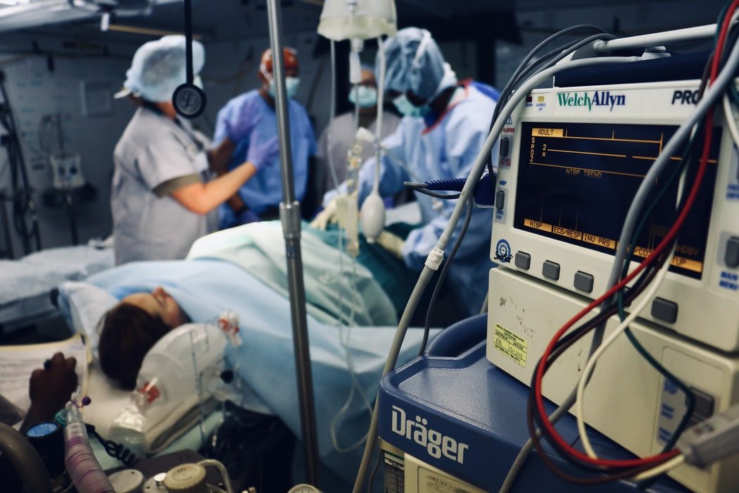 Paciente en convalescencia en una cama de hospital. | Foto: Pexels.