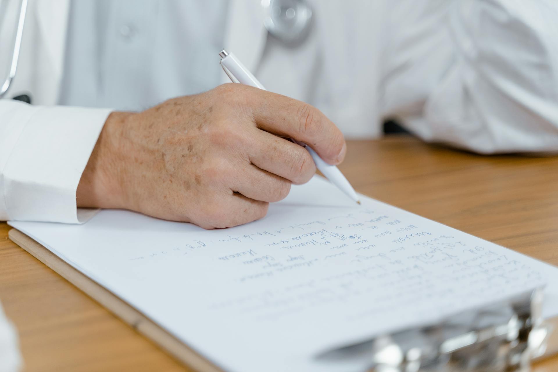 Un medico prende appunti | Fonte: Pexels