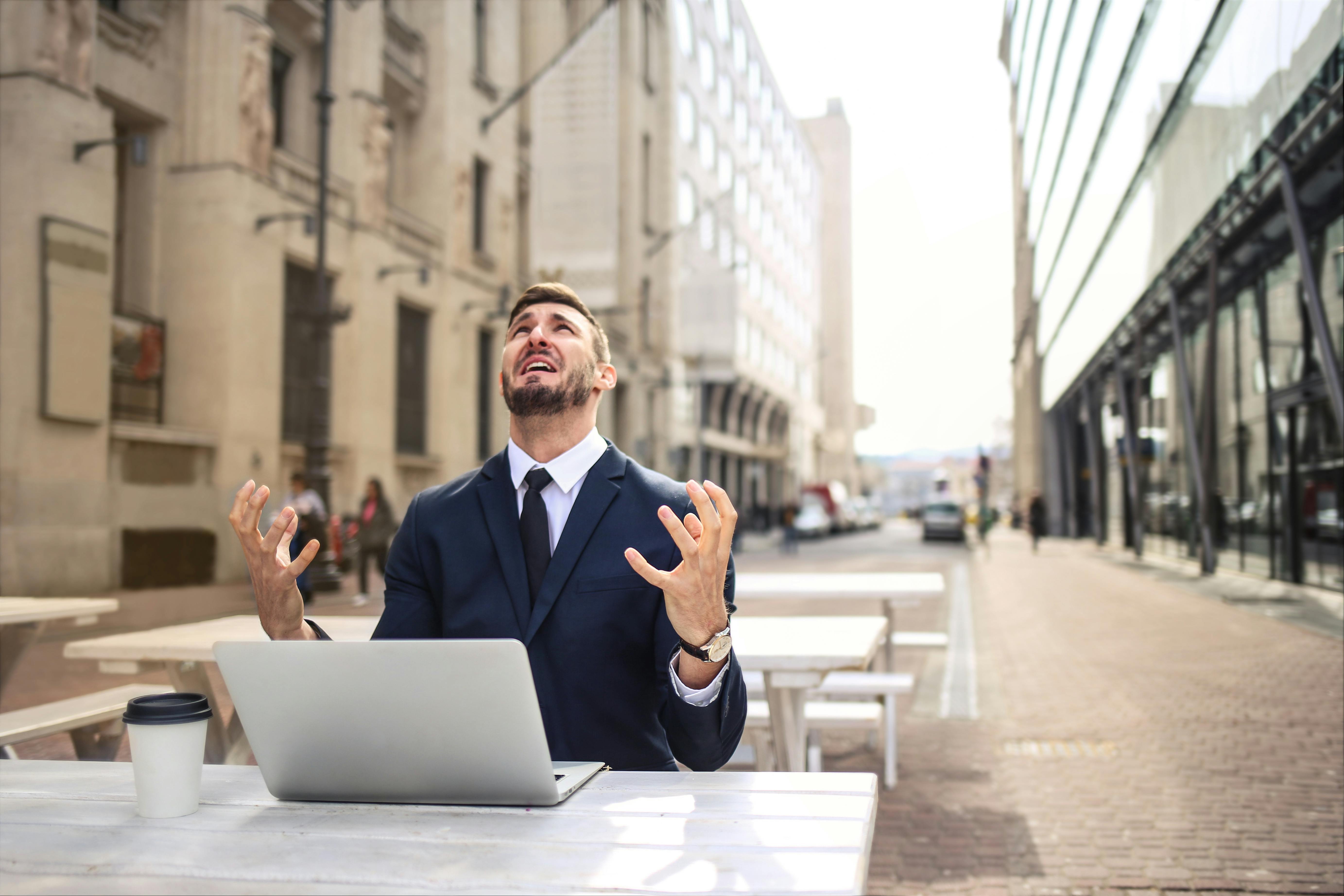 Un hombre angustiado con un portátil delante | Foto: Pexels