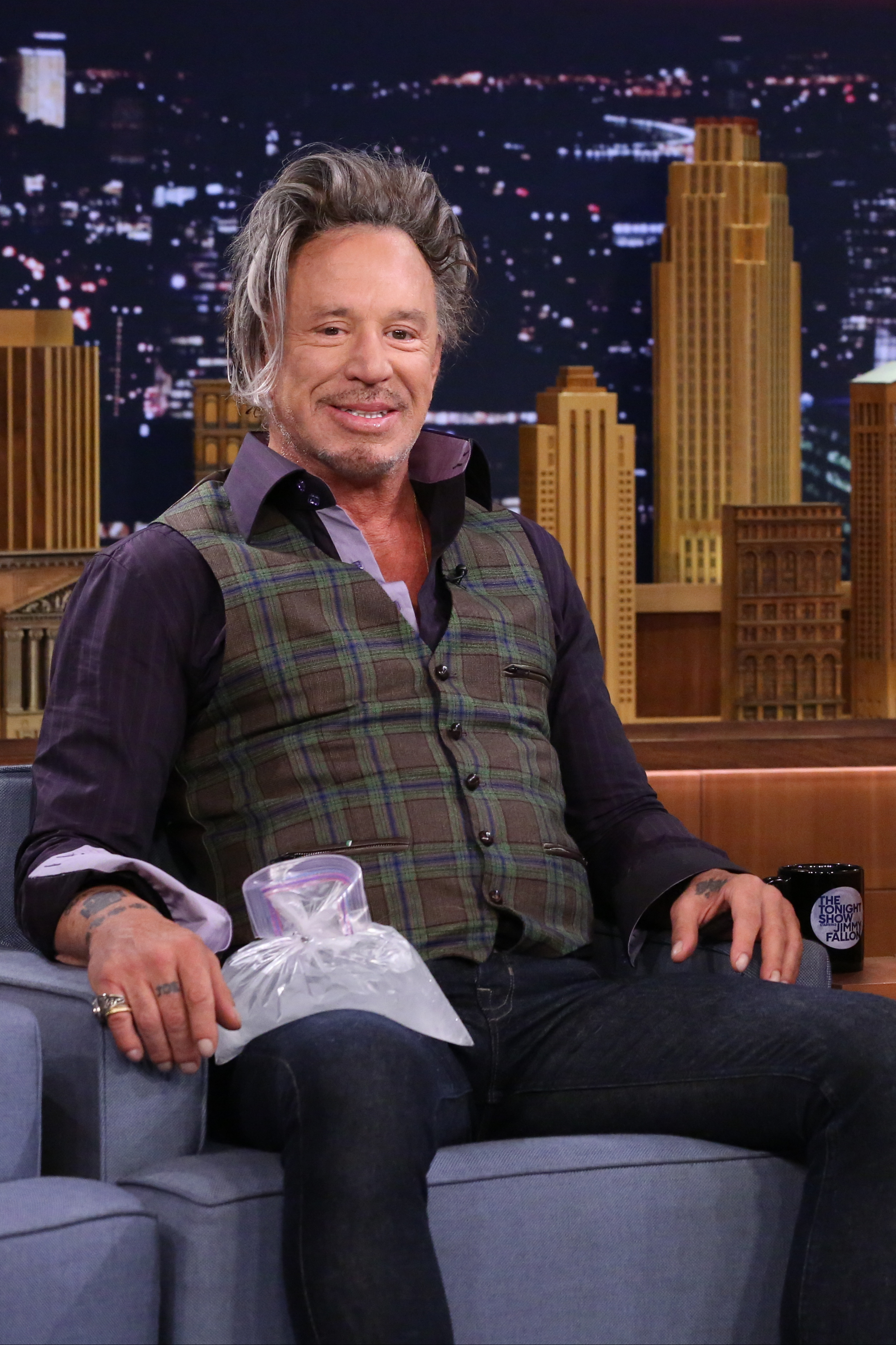 Mickey Rourke durante una entrevista en "The Tonight Show Starring Jimmy Fallon" el 12 de agosto de 2014 | Fuente: Getty Images