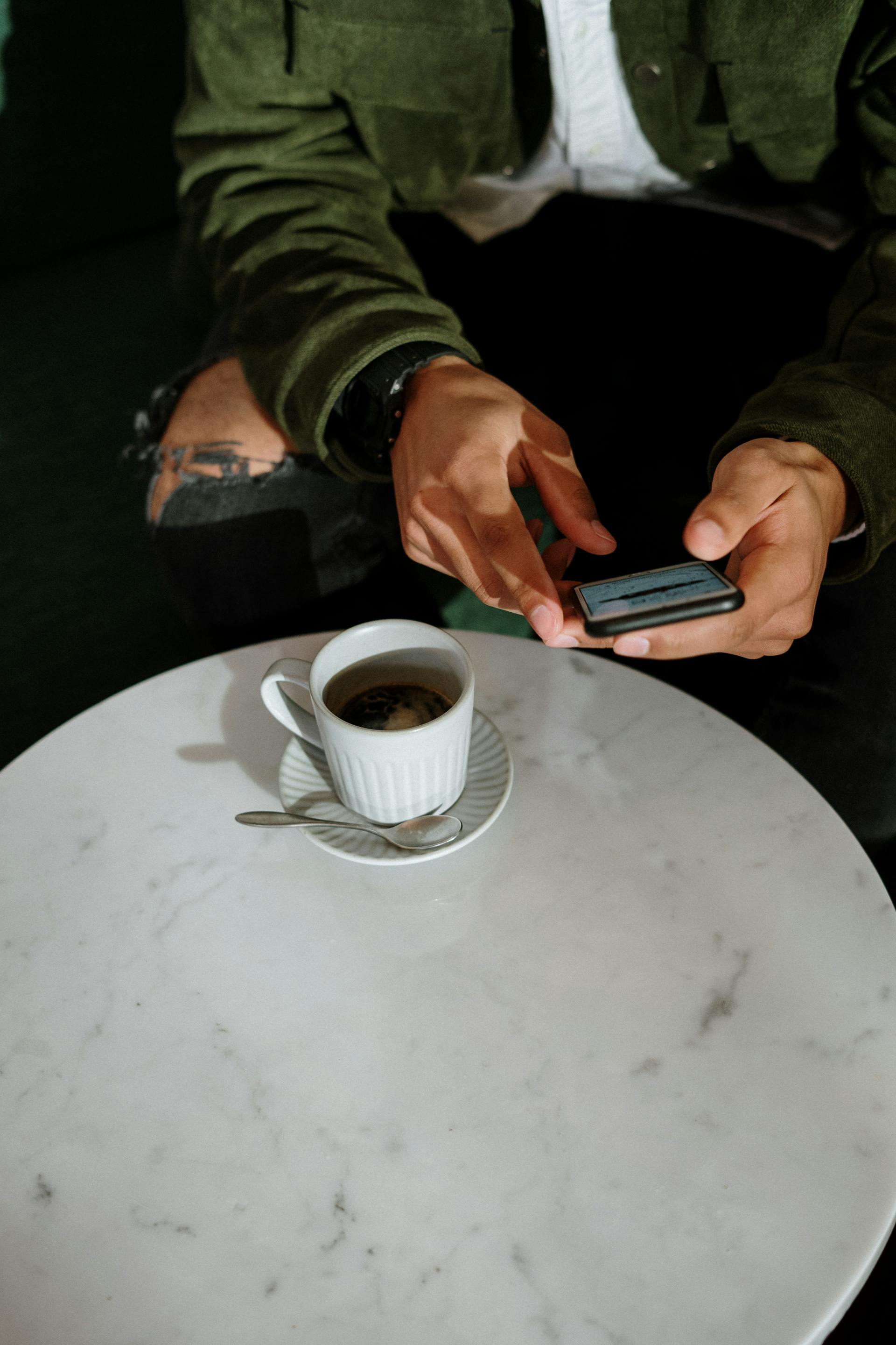 Un hombre utilizando su teléfono móvil | Fuente: Pexels