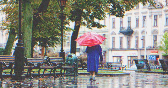Mujer caminando bajo la lluvia. | Foto: Shutterstock