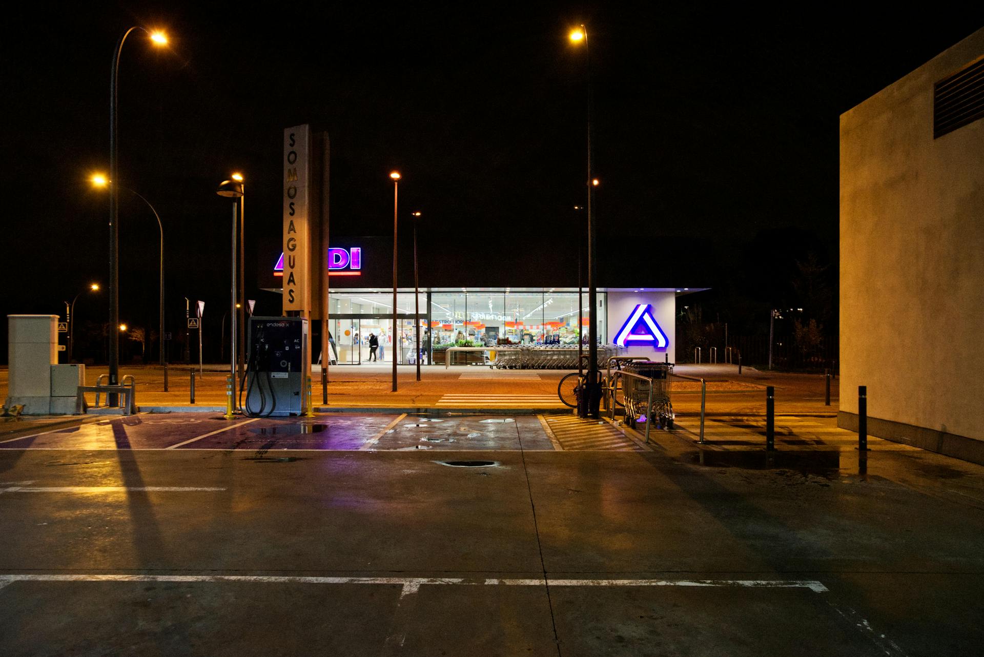 El estacionamiento de un supermercado | Fuente: Pexels