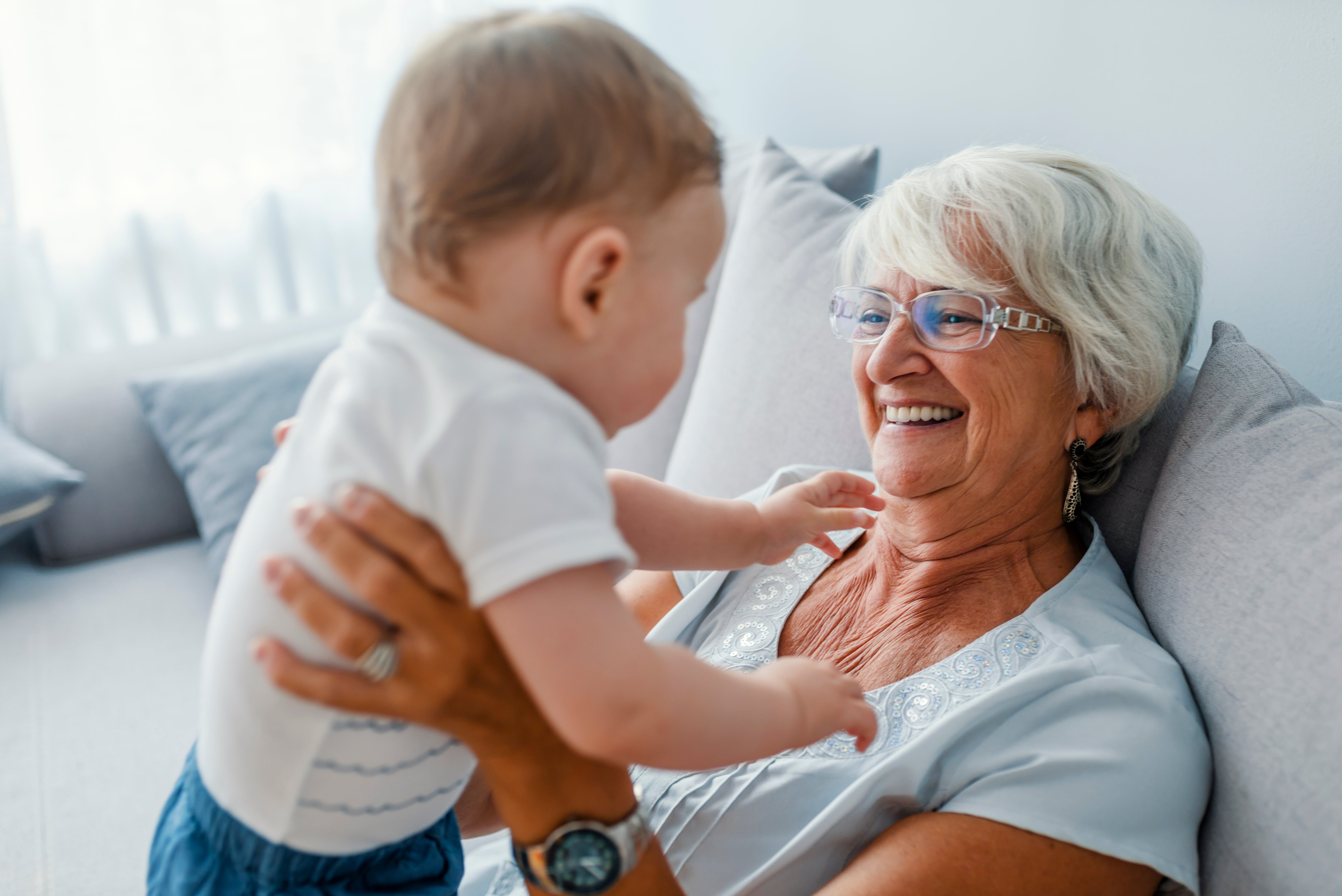 Abuela con nieto. | Foto: Shutterstock