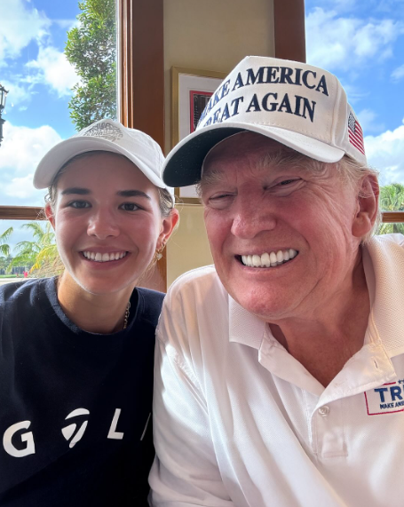 El 10 de noviembre, posa en interiores para una selfie con su nieta Kai Trump. Con una gorra blanca de "Make America Great Again", Trump muestra una gran sonrisa, luciendo un tono rojo intenso en las mejillas que se desvanece bruscamente alrededor de los bordes de su rostro. | Fuente: Instagram/kaitrumpgolfer