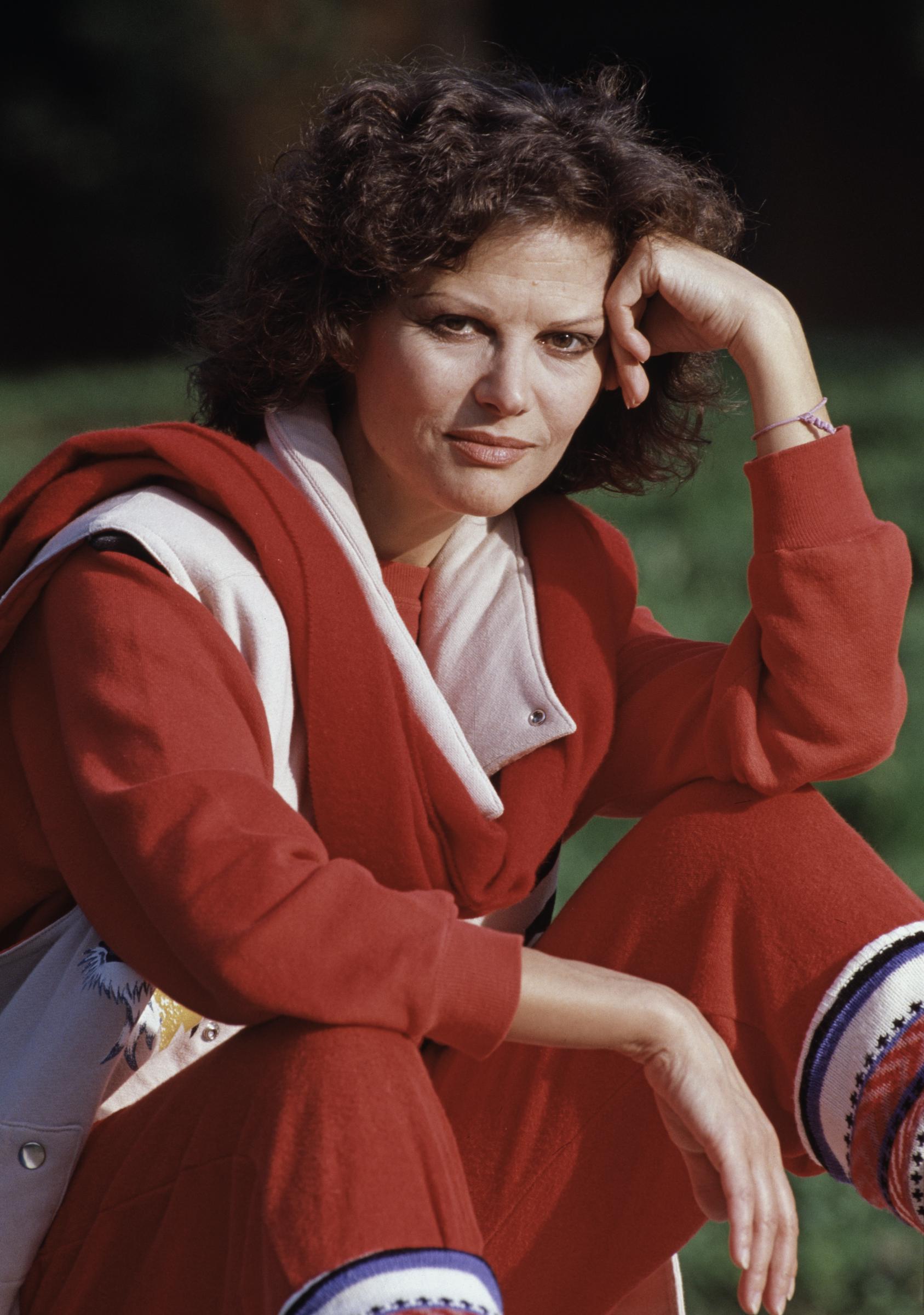 Claudia Cardinale fotografiada en su casa el 1 de noviembre de 1984, en Roma, Italia. | Fuente: Getty Images