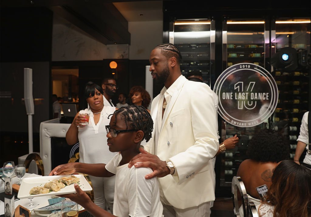 Zion Wade y Dwyane Wade asisten a la cena de celebración de carrera de la NBA de 16 años de Dwyane Wade. | Foto: Getty Images