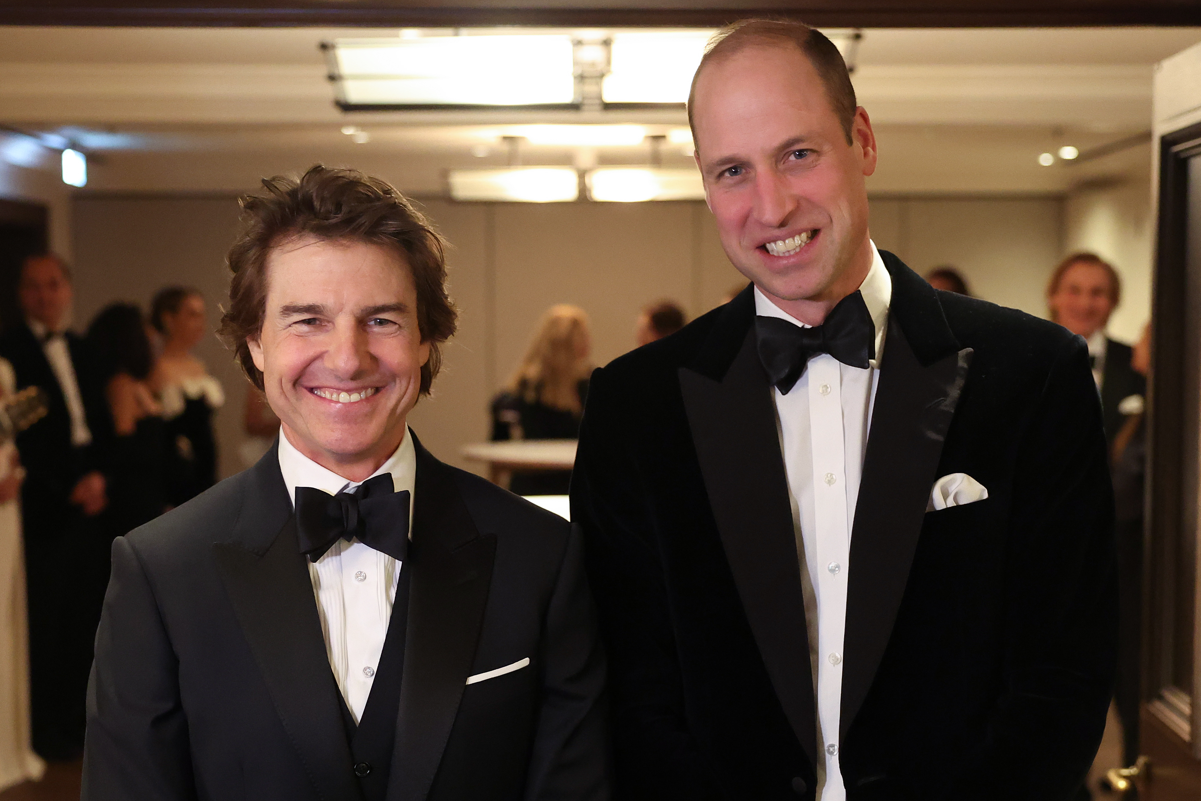 Tom Cruise posa con el príncipe Guillermo de Gran Bretaña en la cena de gala benéfica de la London Air Ambulance en Londres, Inglaterra, el 7 de febrero de 2024. | Fuente: Getty Images