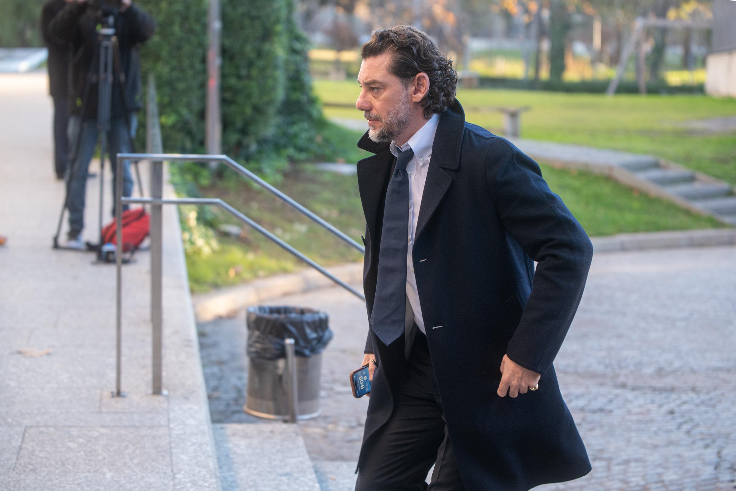 Jonathan Andic, hijo mayor de Isak Andic, llega a la capilla funeraria del fundador de Mango, Isak Andic, en el Tanatori Les Corts, el 16 de diciembre de 2024 en Barcelona, ​​Cataluña, España. | Fuente: Getty Images