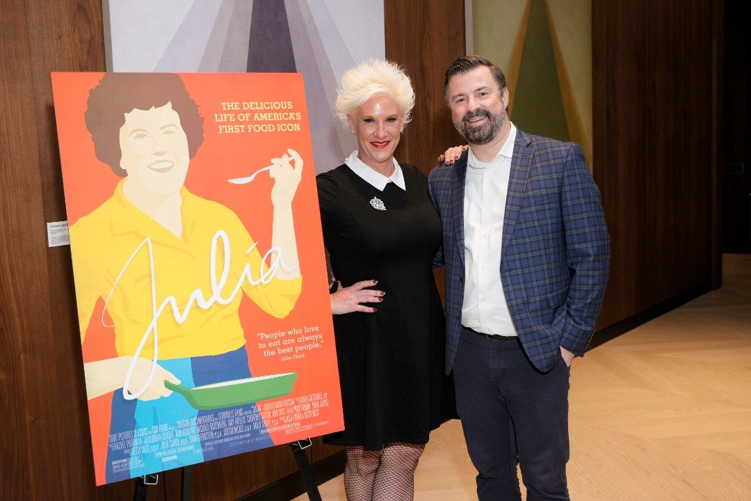 Anne Burrell y su esposo Stuart Claxton en la proyección especial de "Julia", organizada por Sony Pictures Classics y The Cinema Society, en One Vanderbilt el 10 de noviembre de 2021 en la ciudad de Nueva York. | Fuente: Getty Images