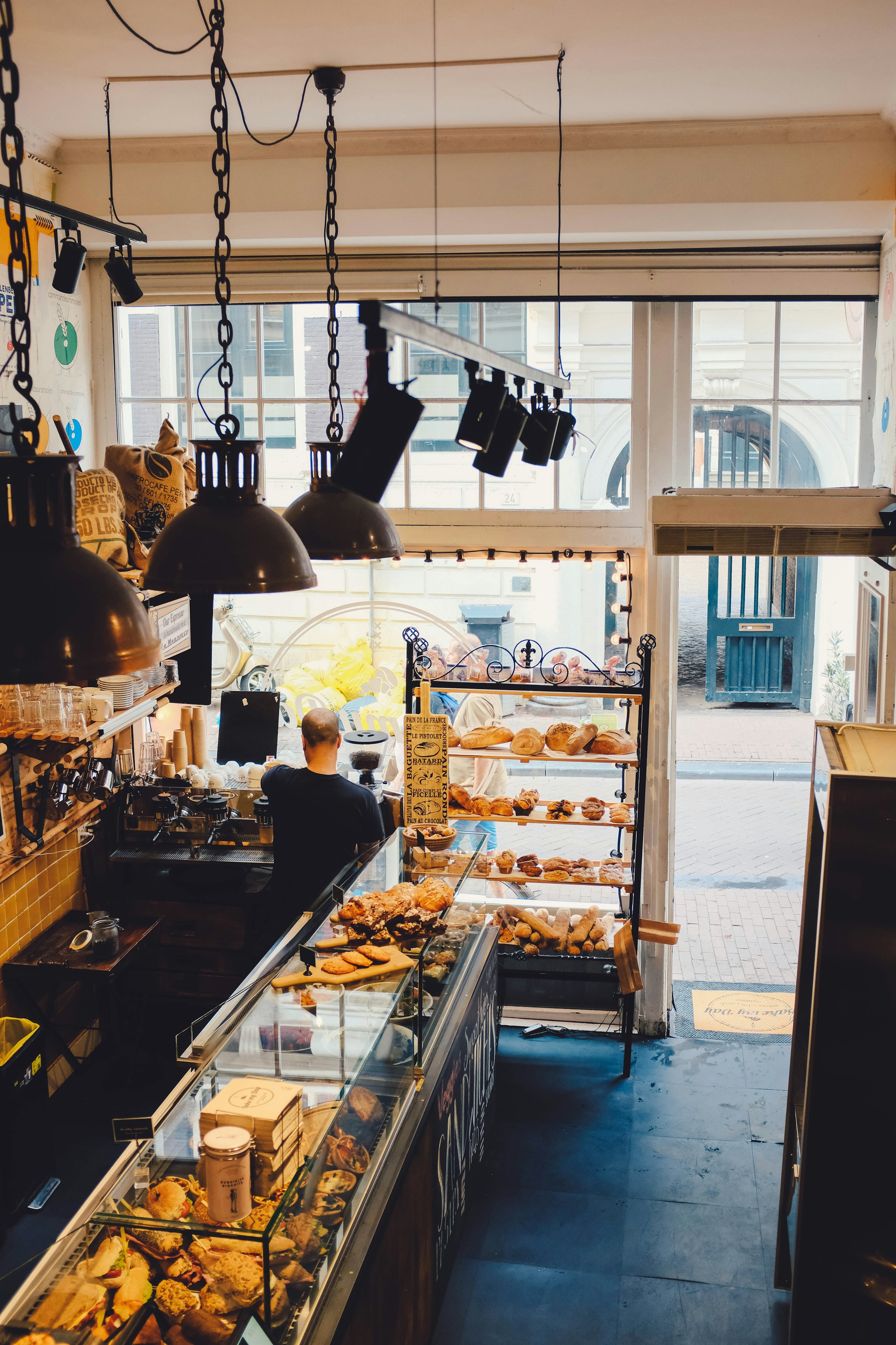 Vista interior de una panadería | Fuente: Unsplash