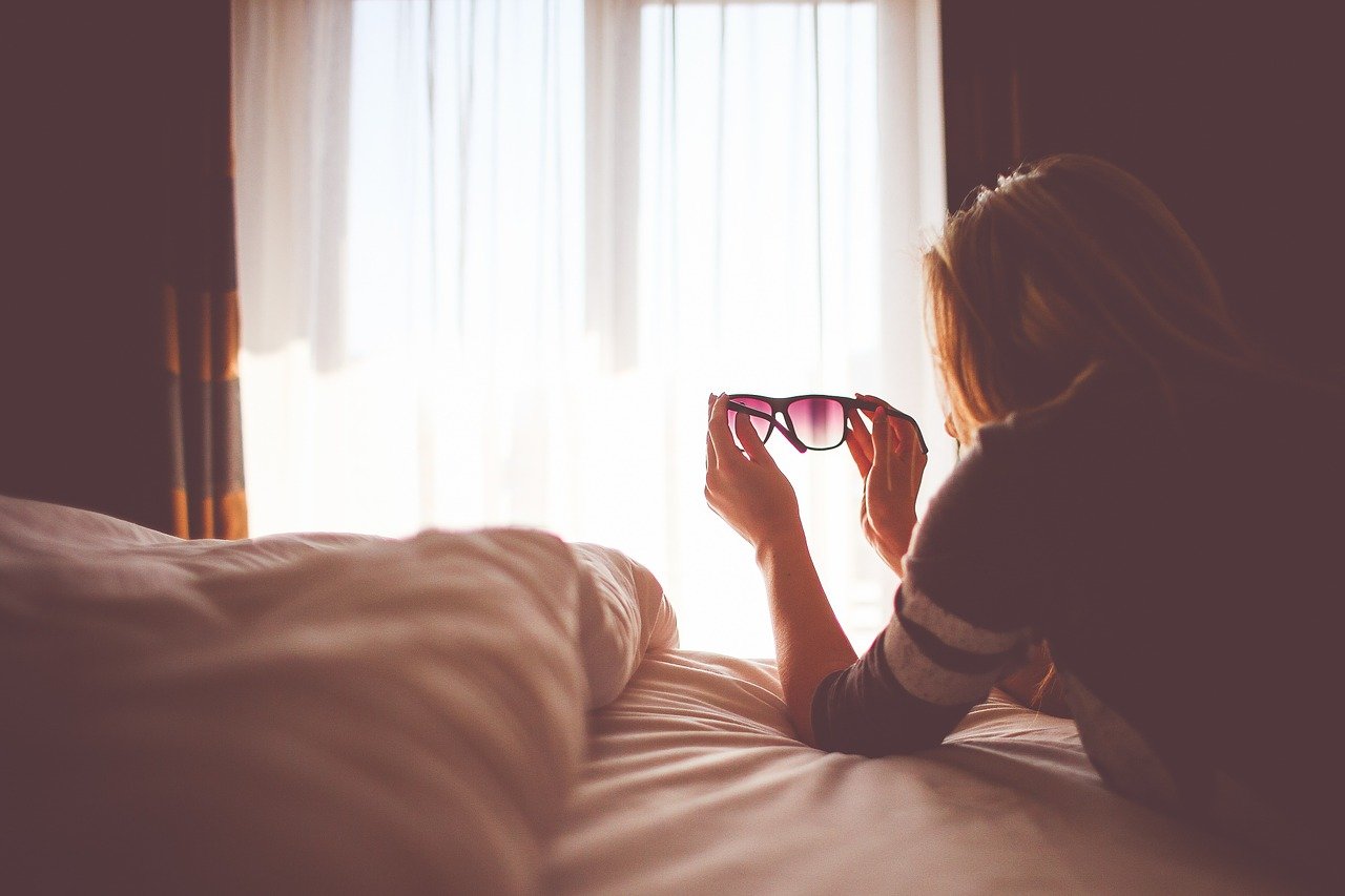 Dama acostada en una cama. | Foto: Pixabay