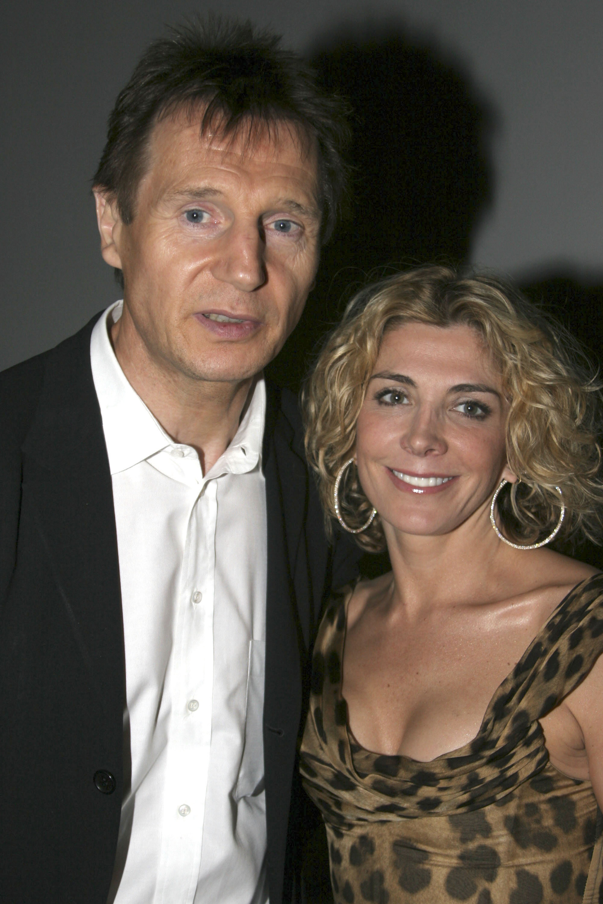 Liam Neeson y Natasha Richardson durante A Streetcar Named Desire on Broadway - Curtain Call and After Party en el Roundabout Theater at Studio 54 en Nueva York | Foto: Getty Images