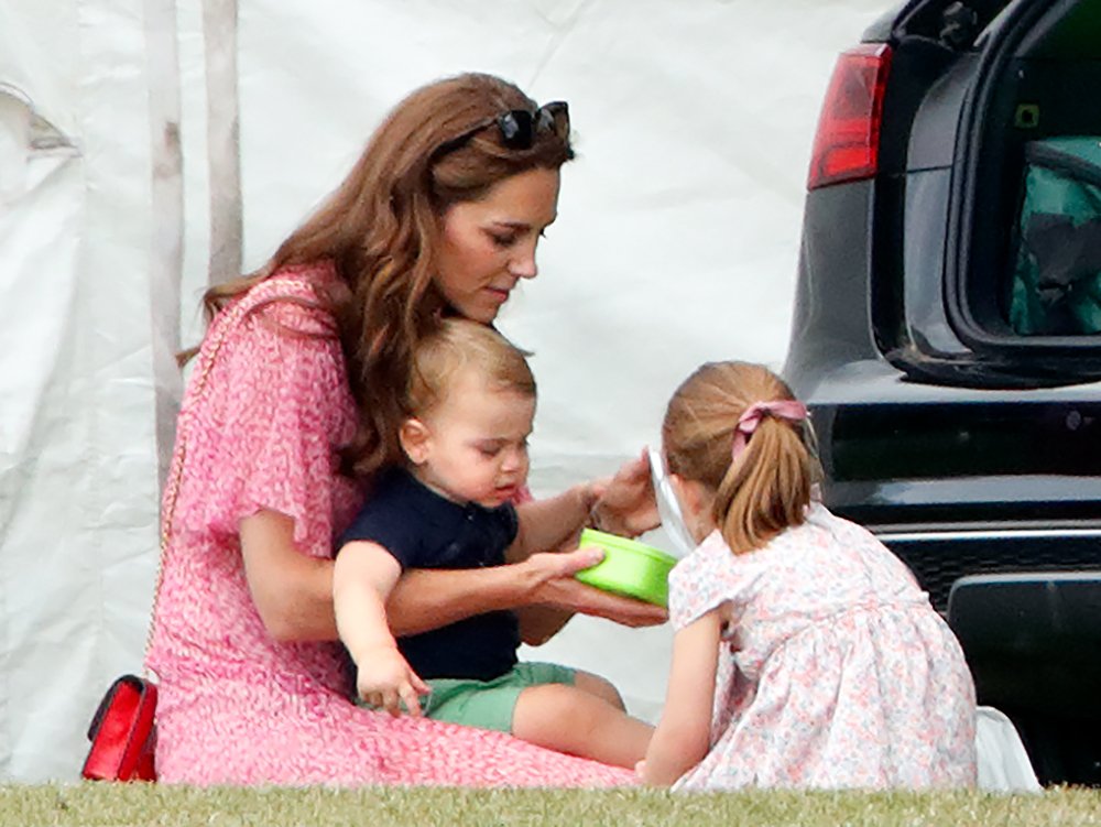 Kate Middleton, el príncipe Louis y la princesa Charlotte en Billingbear Polo Club el 10 de julio de 2019 en Wokingham, Inglaterra. | Foto: Getty Images