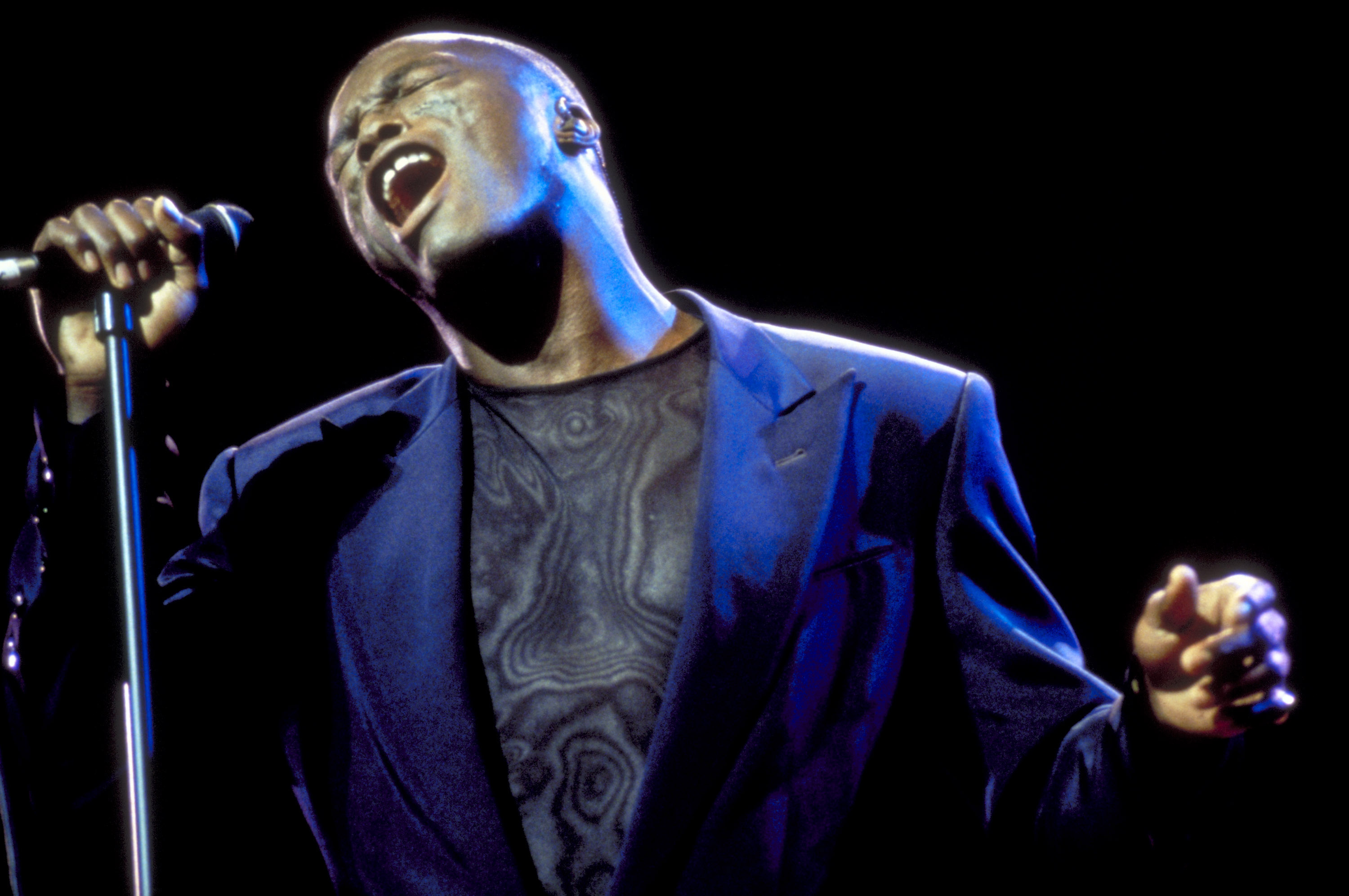 Seal actuando durante el concierto The Beat Goes On a beneficio de LIFEbeat el 24 de junio de 1994, en Nueva York. | Fuente: Getty Images