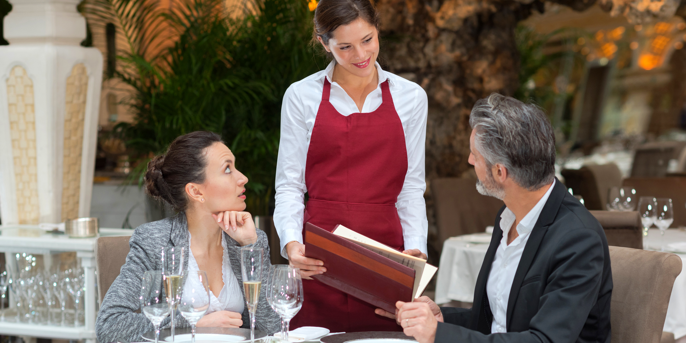 Pareja en un restaurante con una camarera | Fuente: Shutterstock