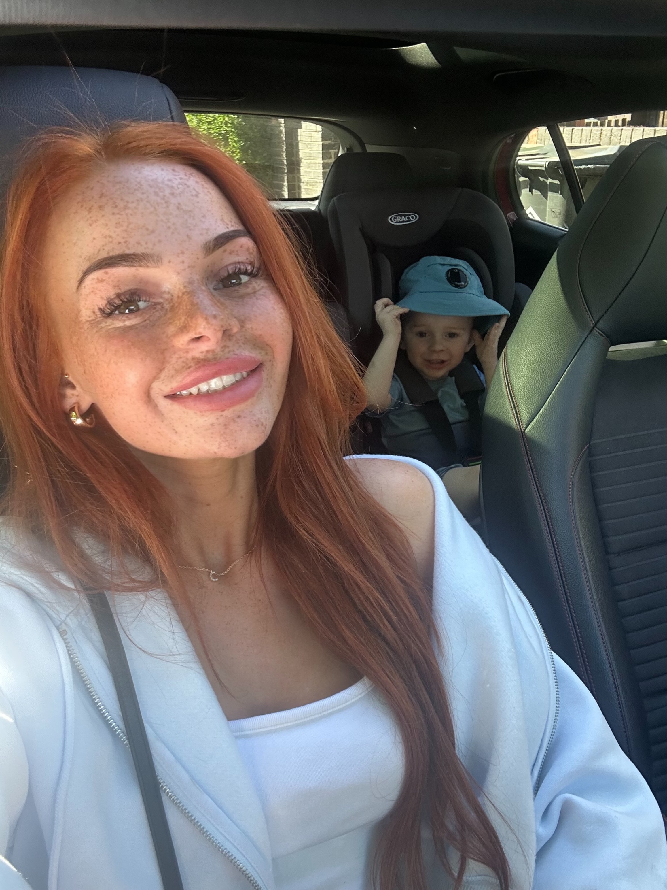 Georgia-Leigh Gardiner posa con su hijo | Fuente: GoFundMe/georgias-story