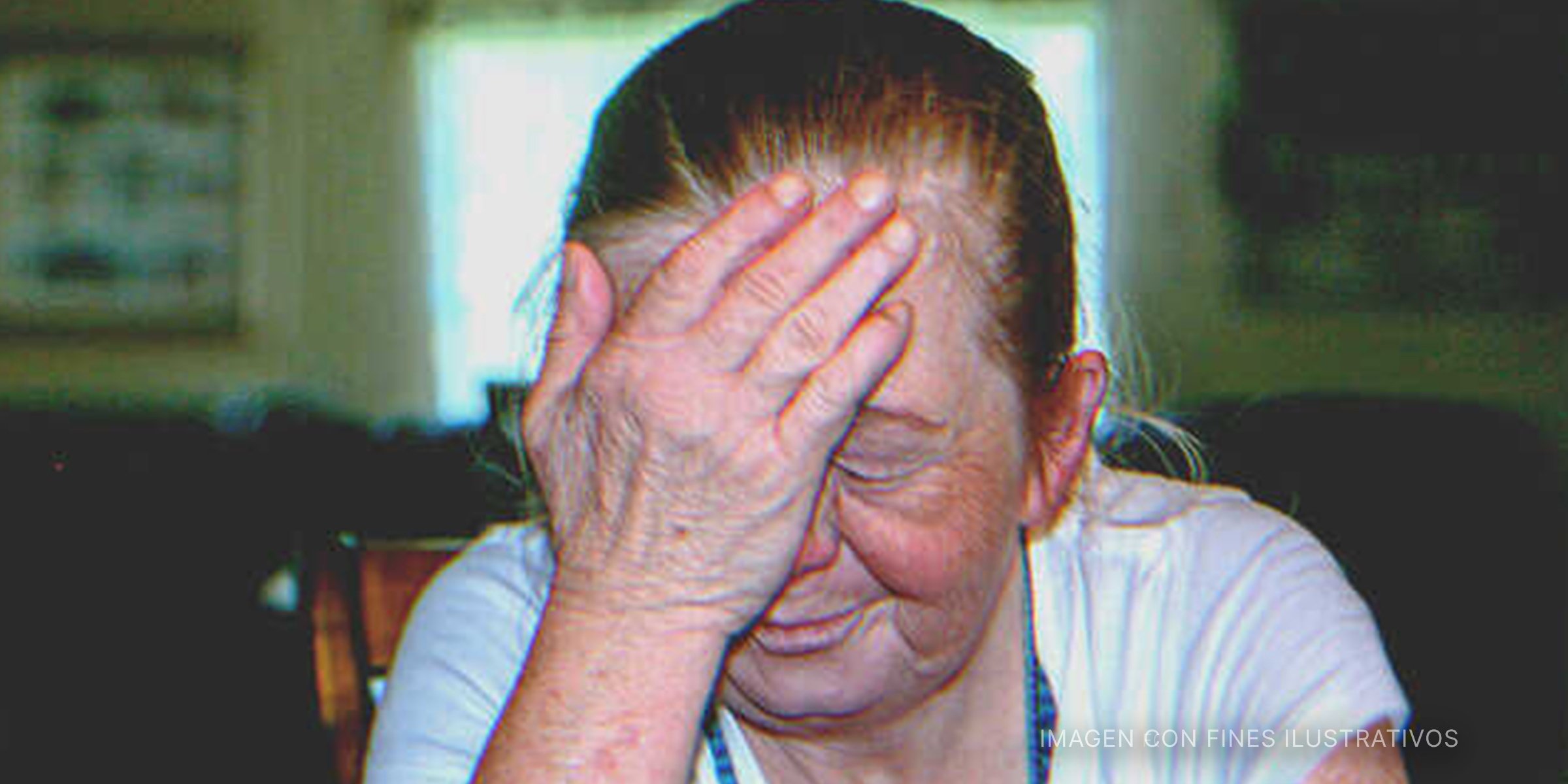 Anciana con expresión de angustia | Foto: Getty Images
