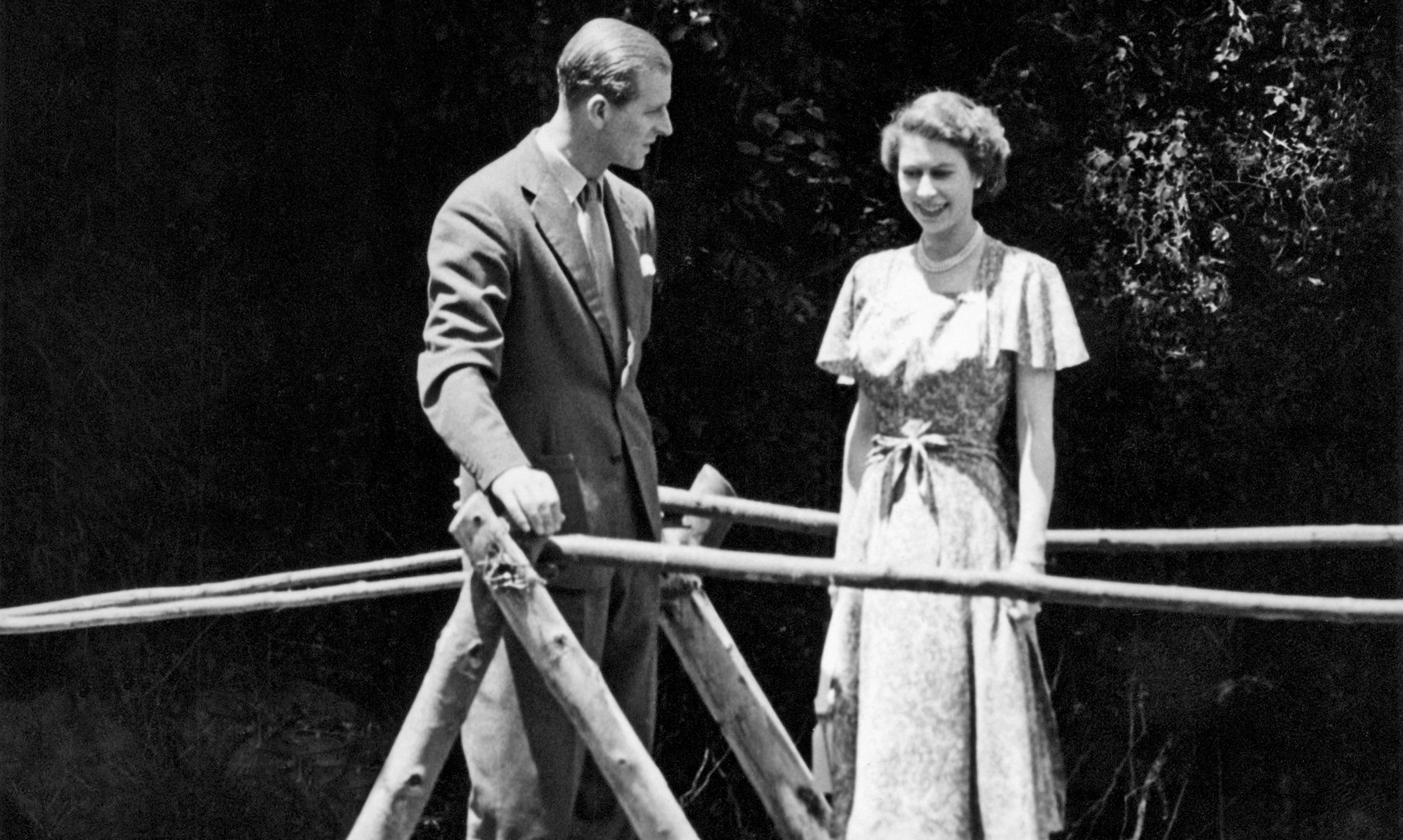 Elizabeth II con el duque de Edimburgo en Treetops, Kenia, febrero de 1952. | Foto: Getty Images