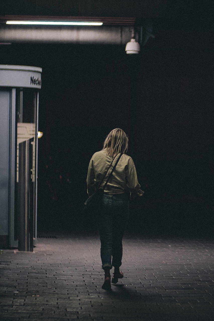 Persona caminando de noche | Foto: Pixabay