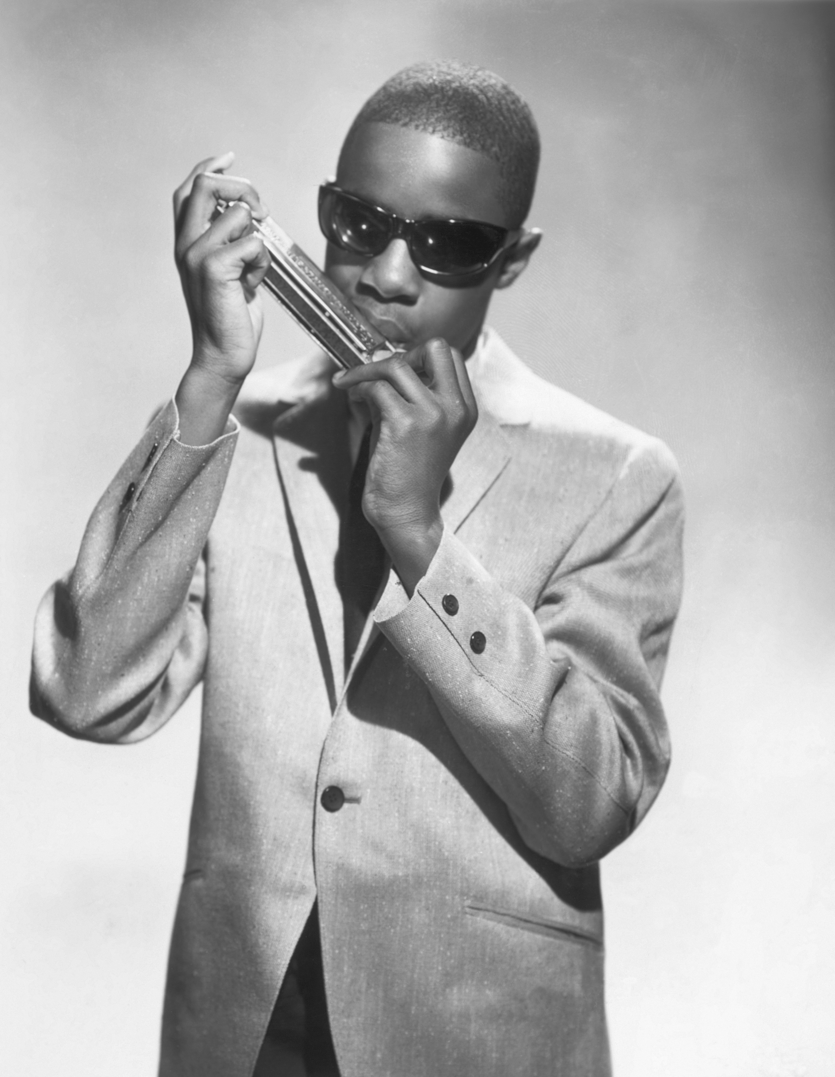 Stevie Wonder tocando una armónica el 1 de enero de 1960 | Fuente: Getty Images