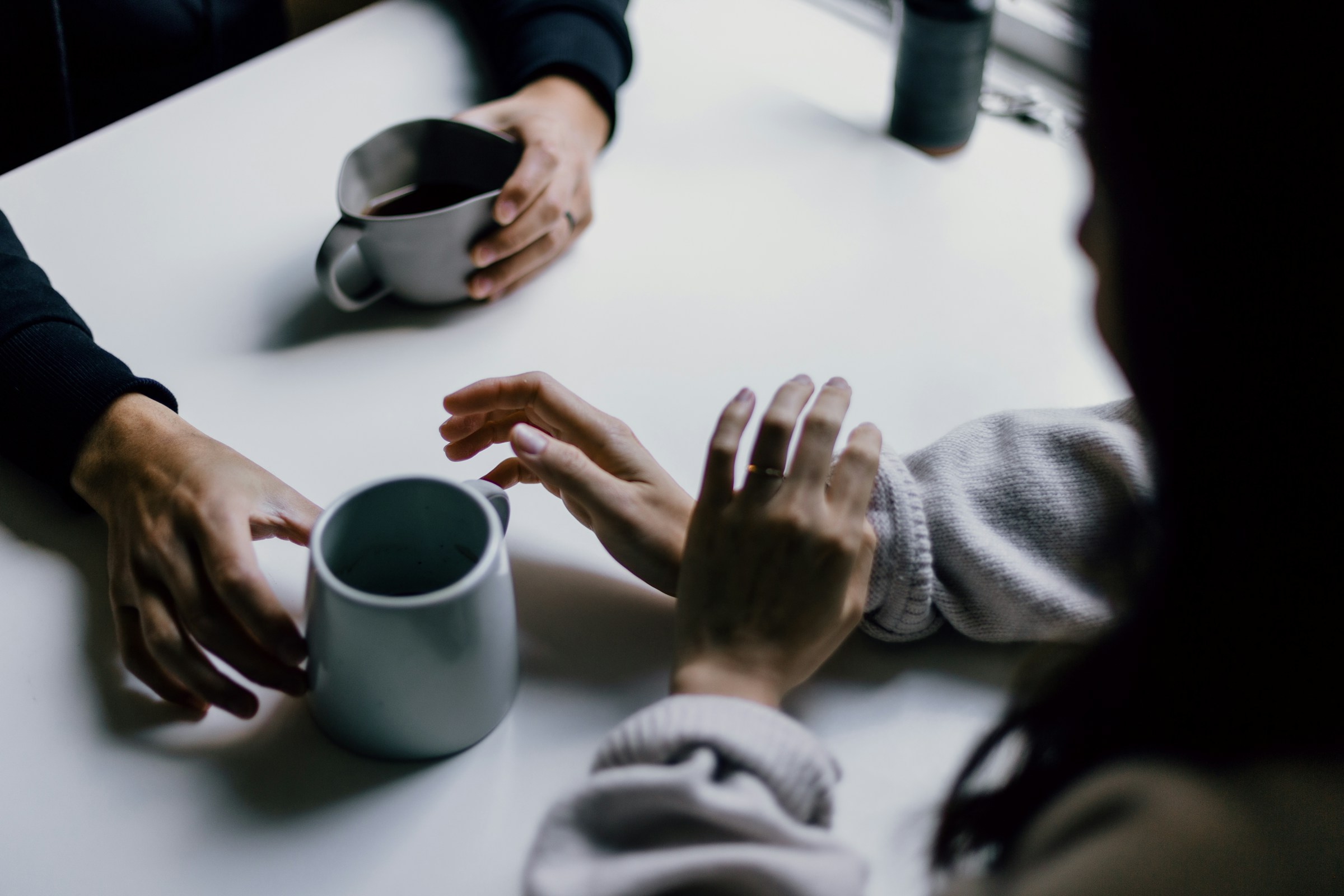 Una pareja sentada hablando | Fuente: Unsplash