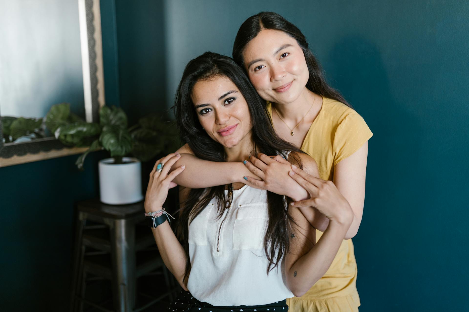 Amigas abrazadas | Fuente: Pexels