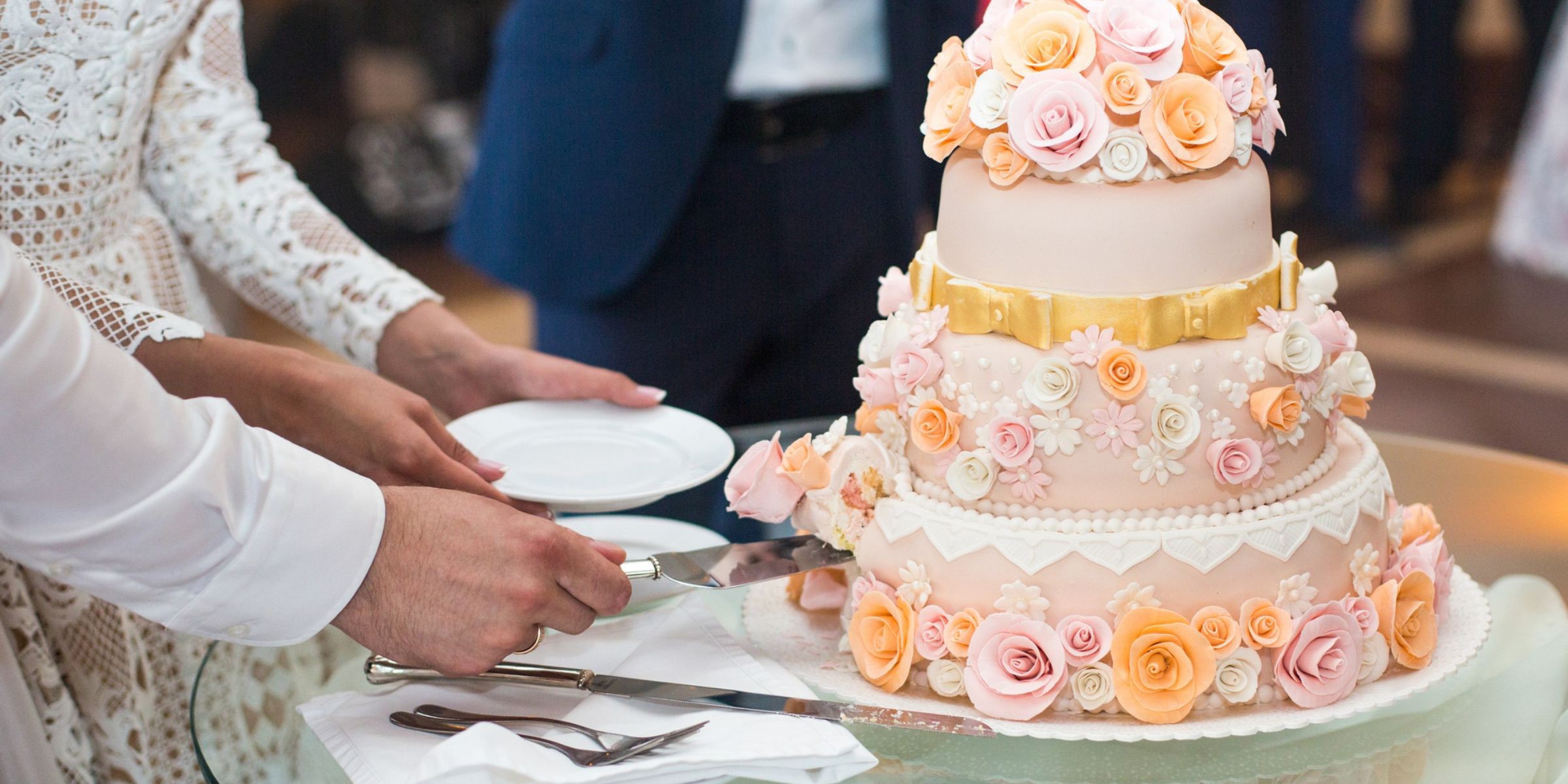 Una pareja de novios cortando su pastel de boda | Fuente: Magnific