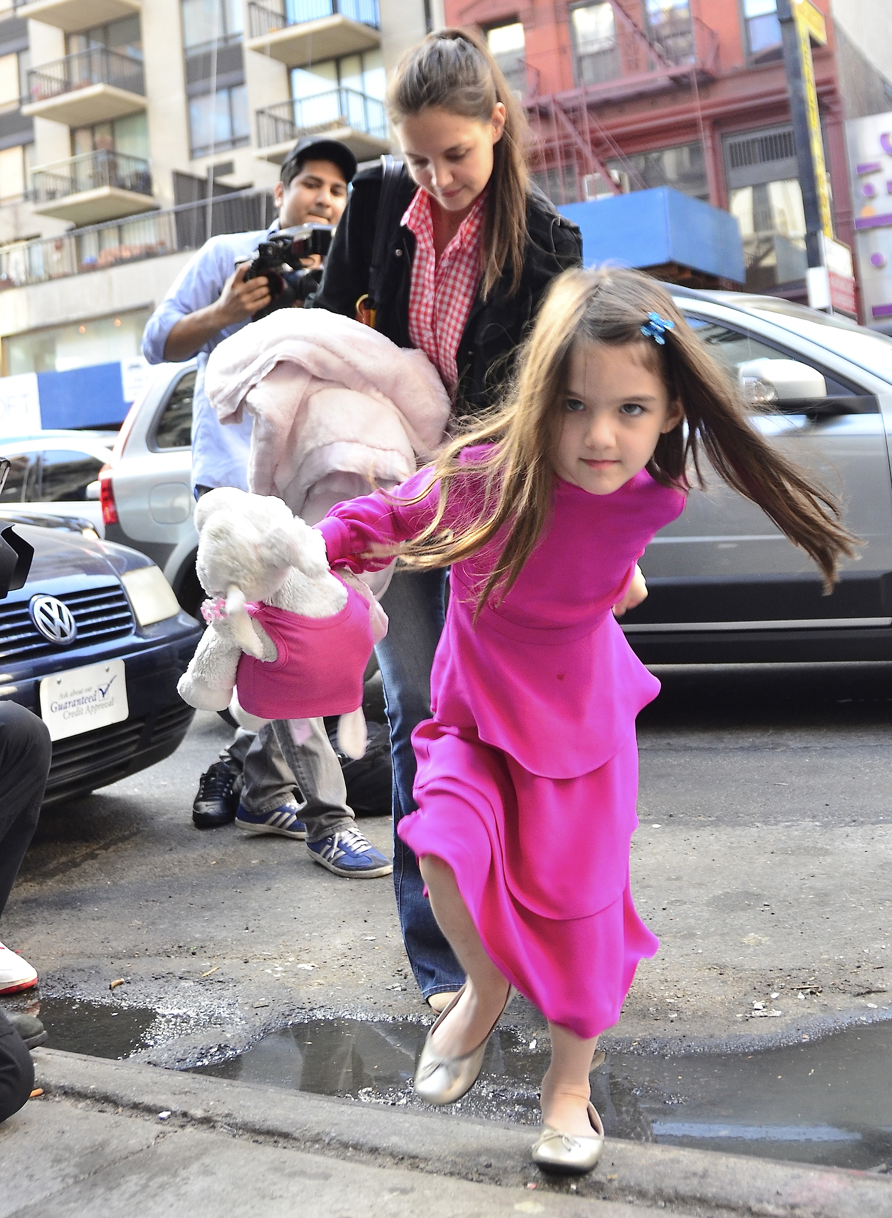 Katie Holmes y Suri Cruise con un paparazzi de fondo en Nueva York el 20 de marzo de 2012 | Fuente: Getty Images