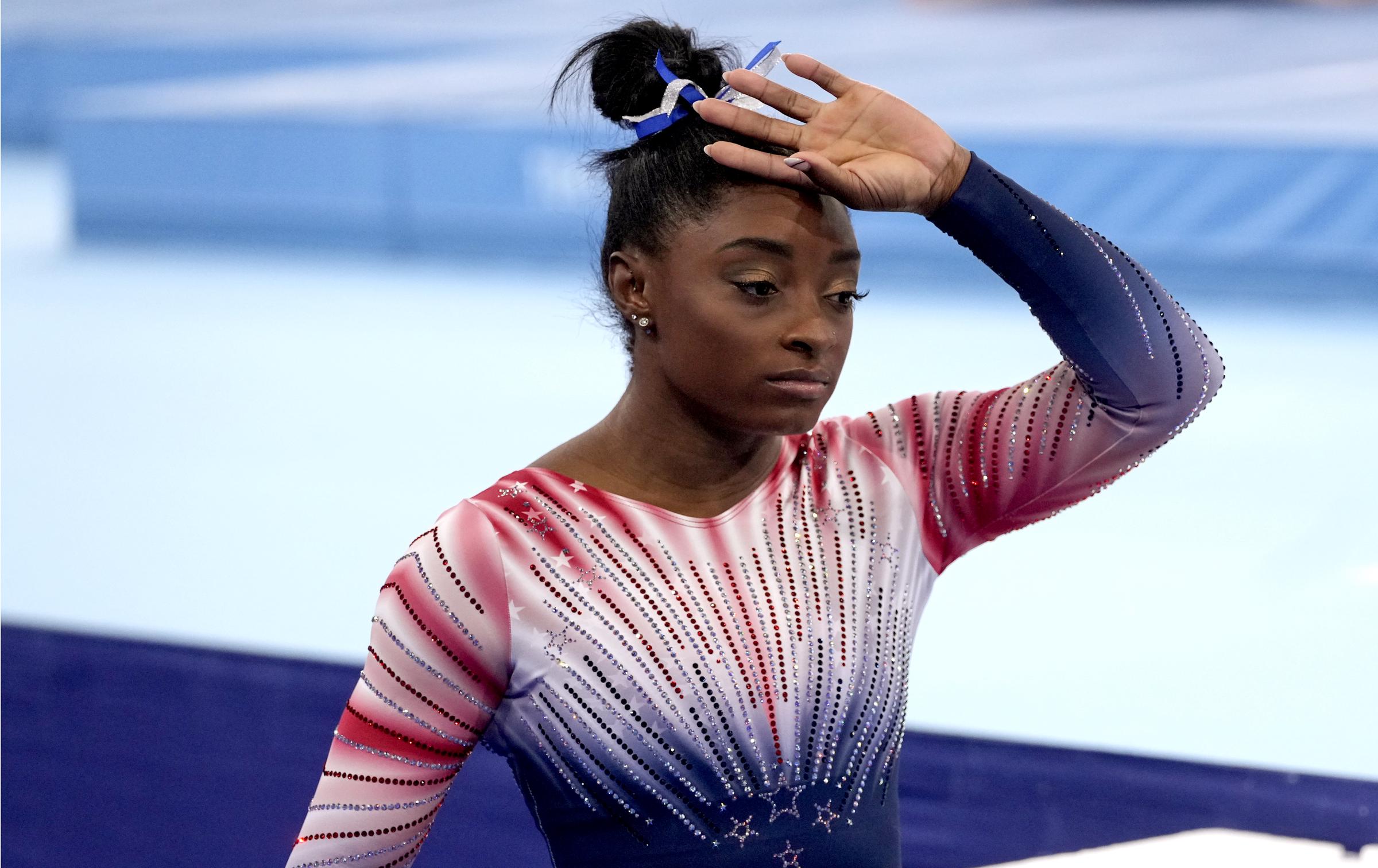 Simone Biles durante la final de barra de equilibrios de gimnasia femenina de los Juegos Olímpicos de Tokio 2020 en Ariake, Tokio, el 3 de agosto de 2021 | Fuente: Getty Images