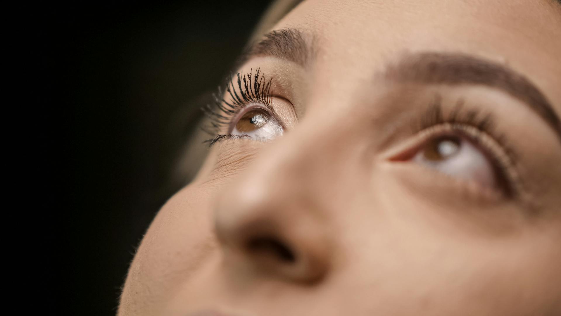 Una mujer mirando hacia arriba | Fuente: Pexels