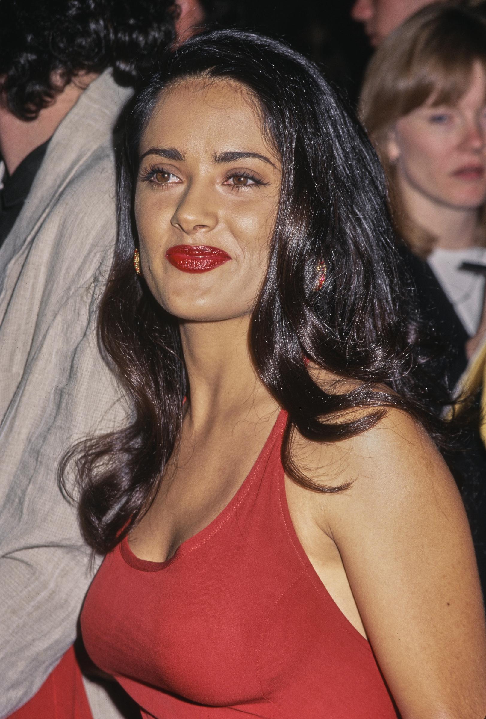 Salma Hayek lució su larga melena oscura suelta en el estreno de "Desperado" en Los Ángeles, en agosto de 1995. Décadas después, la actriz ha hablado abiertamente sobre aceptar sus canas e incluso compartió un sencillo truco para cubrirlas sin tinte. | Fuente: Getty Images