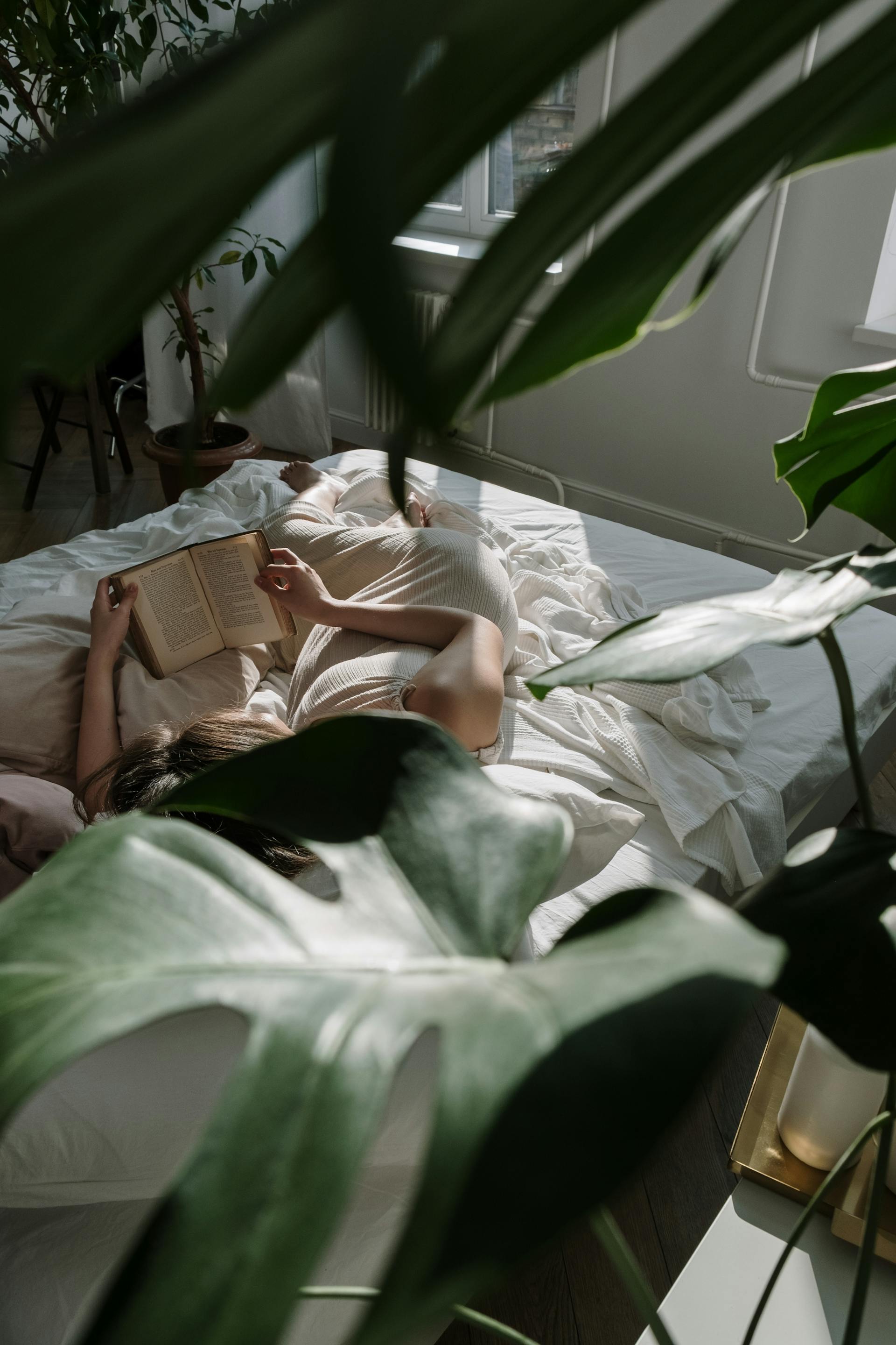 Una mujer leyendo en la cama | Fuente: Pexels