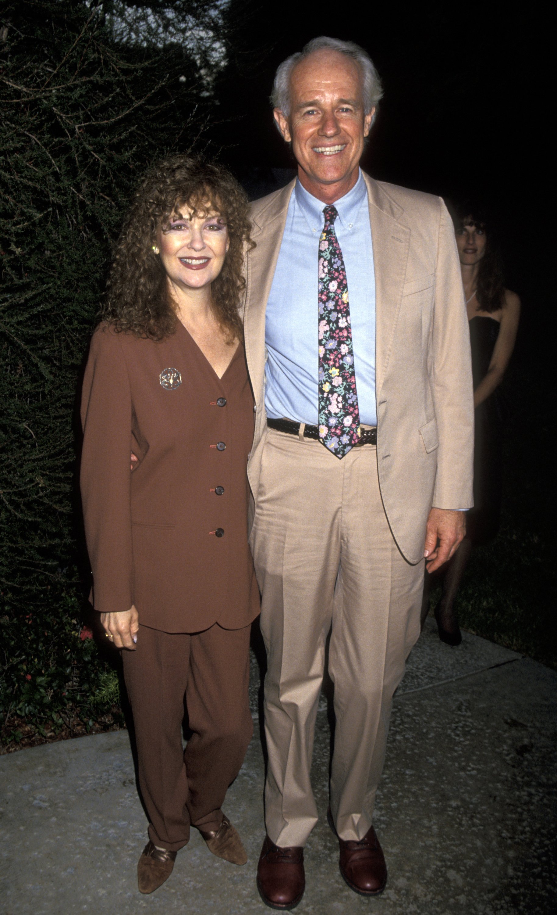 Shelley Fabares y Mike Farrell asisten al cuarto cóctel anual ATAS Pre-Emmy en el Hotel Westwood Marquis el 8 de septiembre de 1994 en Westwood, California | Foto: Getty Images