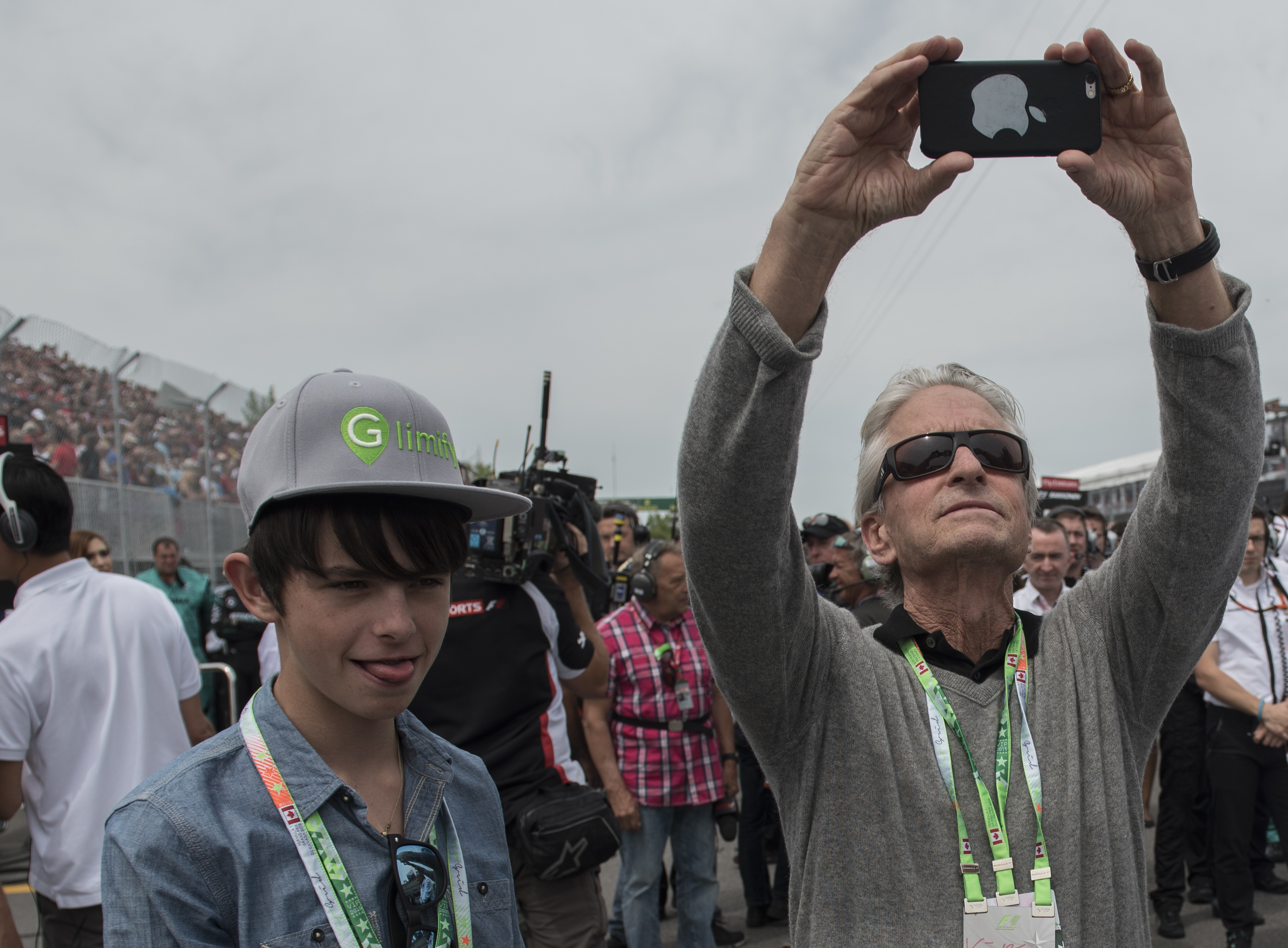 Michael Douglas y su hijo Dylan antes del inicio de la carrera del Campeonato del Mundo de Fórmula Uno en el Gran Premio de Canadá 2015 | Fuente: Getty Images