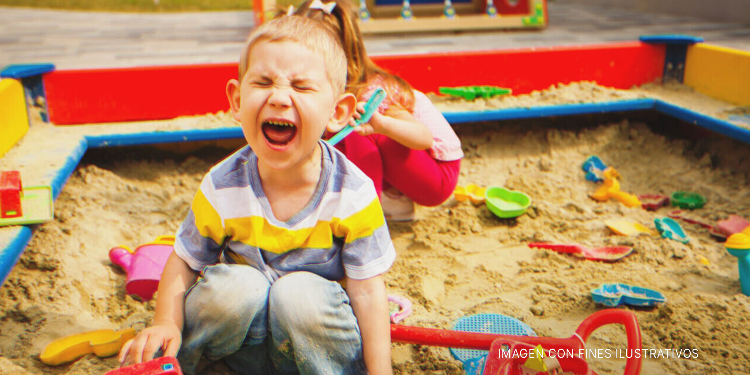 Niño en una caja de arena | Foto: Shutterstock